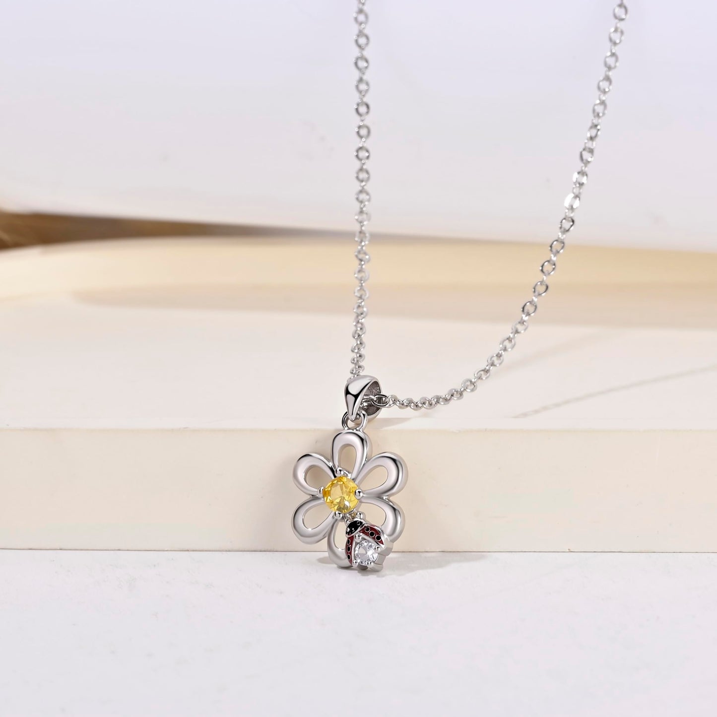 HELORET Daisy Necklace Ladybug Flower Pendant Jewelry for Women Birthday (Daisy- Ladybug Necklace)