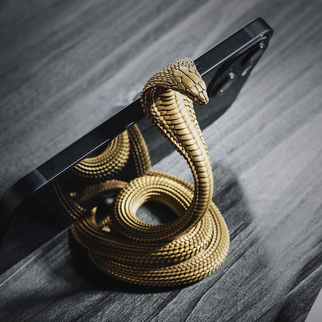 COPPERTIST.WU Cobra Phone Stand Brass Desk Decor – Handcrafted Snake Phone Holder for iPhone & Tablet, Artistic Desk Accessory Sculpture, Unique Gift for Men, Office & Home