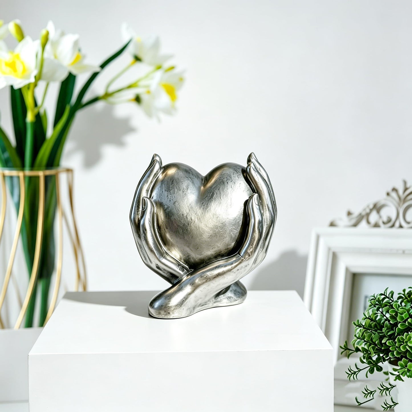 Silver Heart Hands Sculpture Love Centerpieces Aesthetic Statue and Sculpture Living Room Bedroom Bookshelf Coffe Table Boho Wedding Accents Decorations, Knick Knacks Home Decor for Shelves para
