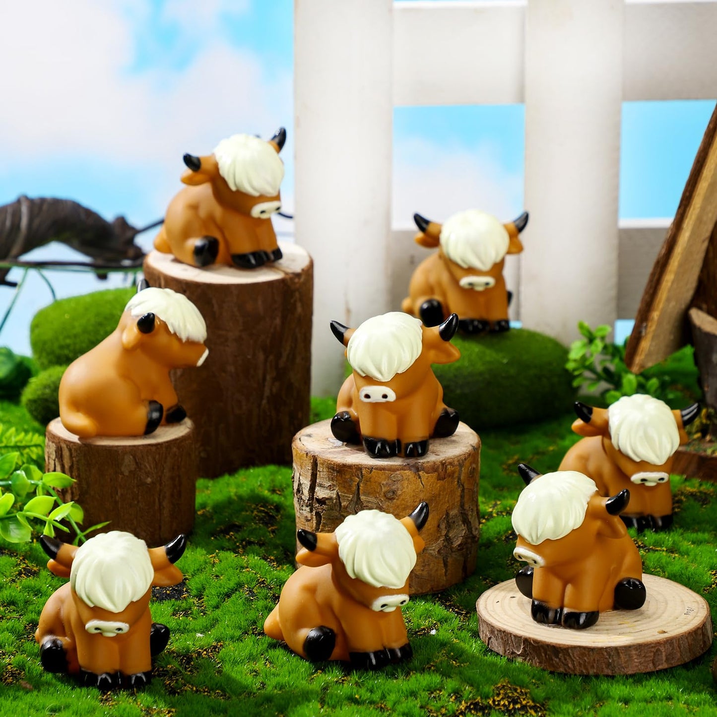 Halloscume 60 Pcs Highland Cow Party Favors Mini Brown Cows Floating Decorations Bath Rubber Water Highland Cow Figurines Bulk Figurine Statues Decor for Spring Summer Birthday Party