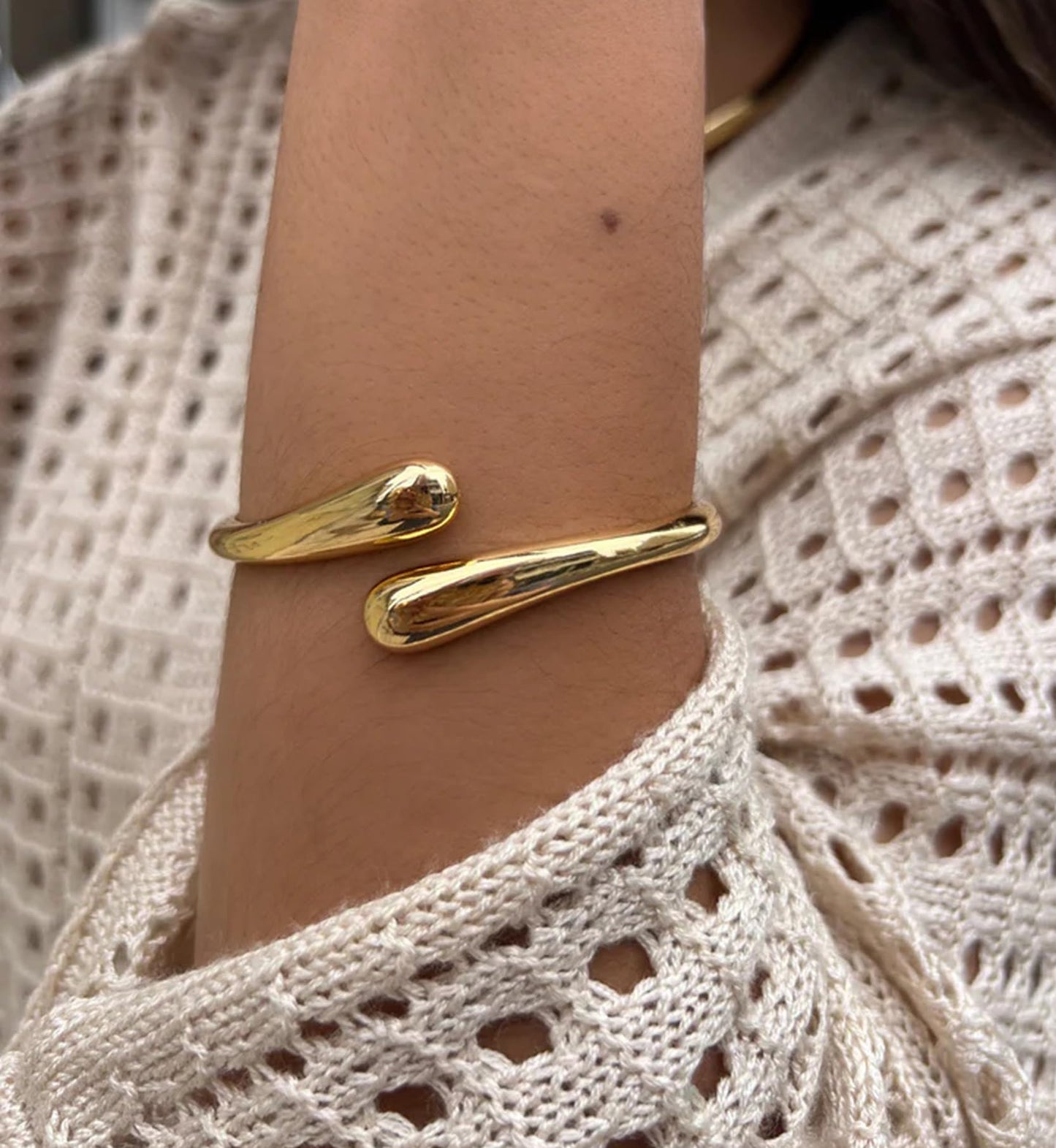 Dodder 3PCS Chunky Gold Bangle Bracelets for Women, 14K Gold Plated Big Stackable Bangles Set, Gold Bracelet Stack