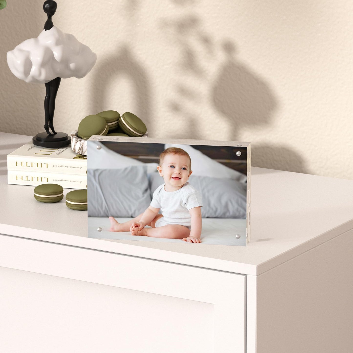 Toolsure 6x8 Inch Acrylic Picture Frames,6 by 8 Magneticear Acrylic Photo Frame, Frameless 8x6 Photo Frames,Double Side Display Glass Desktop Frame with Gift Box 2PACK