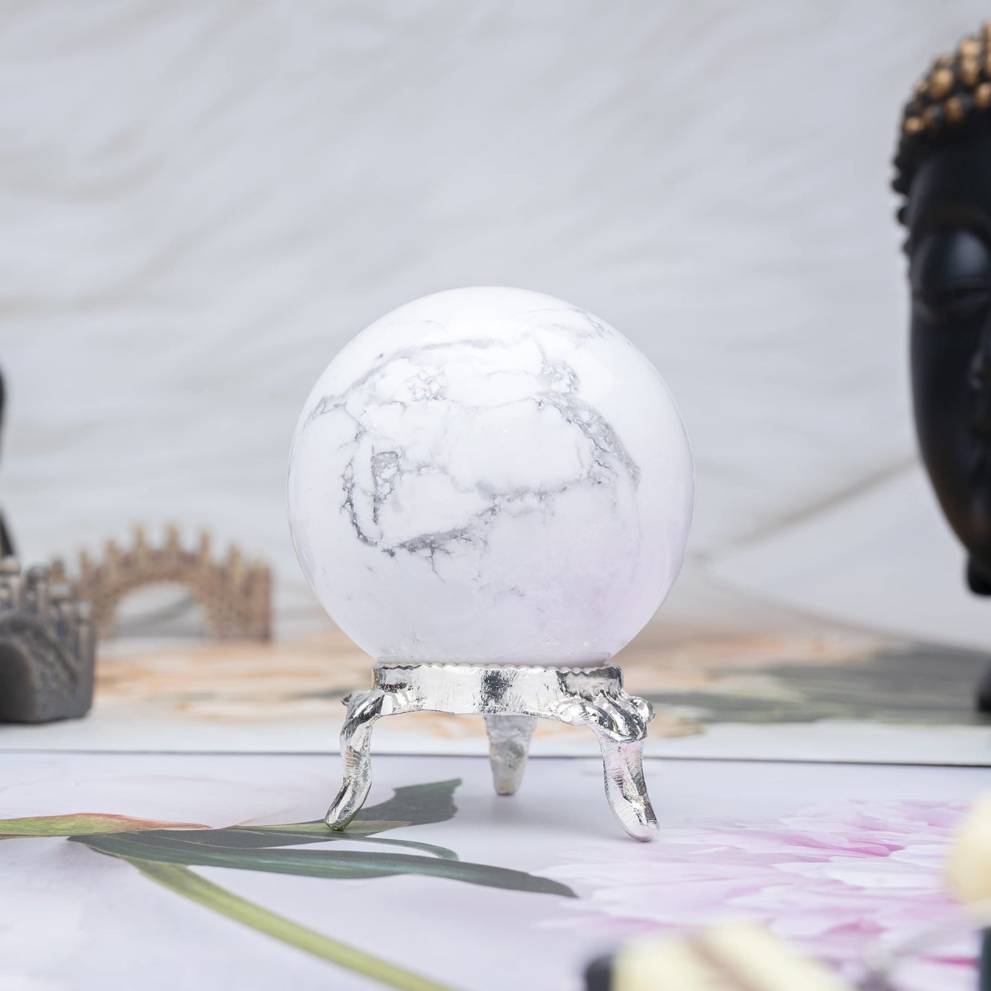 Crocon 45mm Howlite Stone Sphere Ball with Metal Stand 1400+ Carats Gemstone Ball Healing Sphere Sculpture Figurine for Fengshui Divination Home Decoration Photography Crystal Sphere