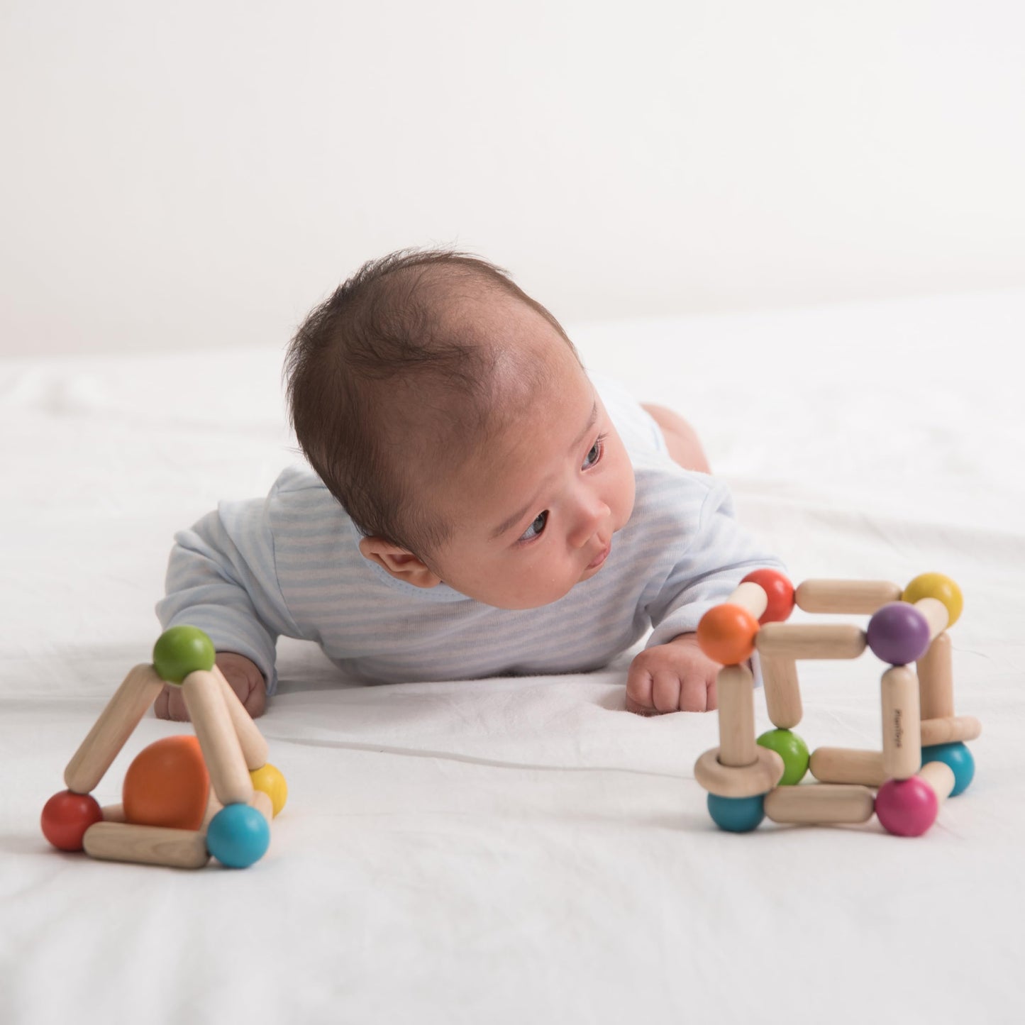 PlanToys® Wooden Clutching Triangle Baby Toy | Montessori Sensory Grasping and Fine Motor Skill Development Activity | Eco Friendly Rattle Toy for Early Exploration