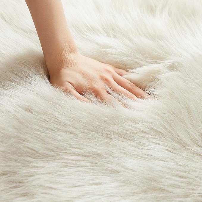 AMTOVO Faux Fur Rug, Light Grey Area Rug, Fluffy Sheepskin Rug, Fuzzy Ultra Soft 2 x 4 ft Shag Rugs for Bedroom Sofa Throw Cushion Room Decor, Sheepskin