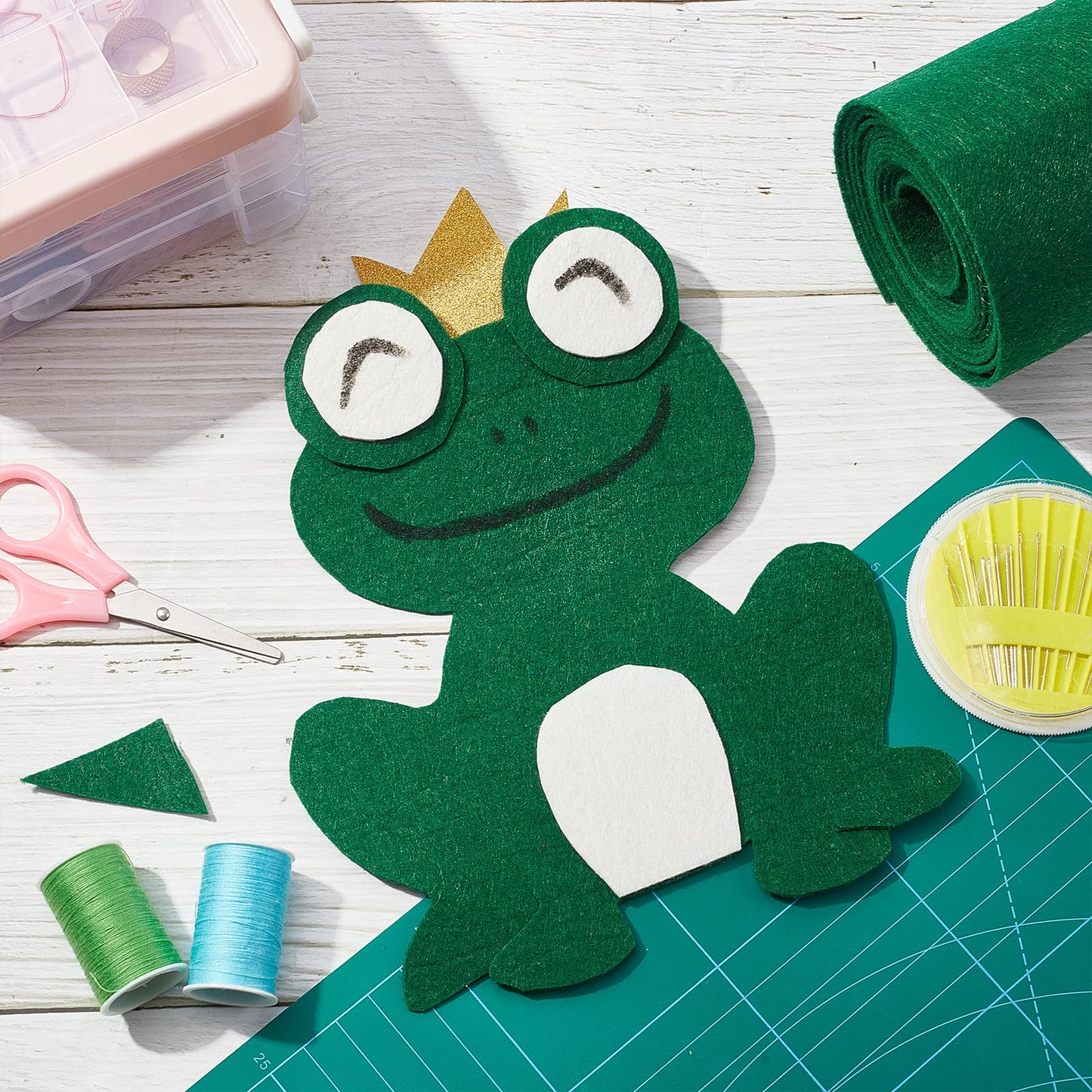 BENECREAT 10FT 15.75 Inch Wide Green Felt Fabric Sheet Nonwoven Felt Roll Padding Felt Fabric for Christmas Decor, Cushion, DIY Craft, Patchwork Sewing, 0.9mm Thick