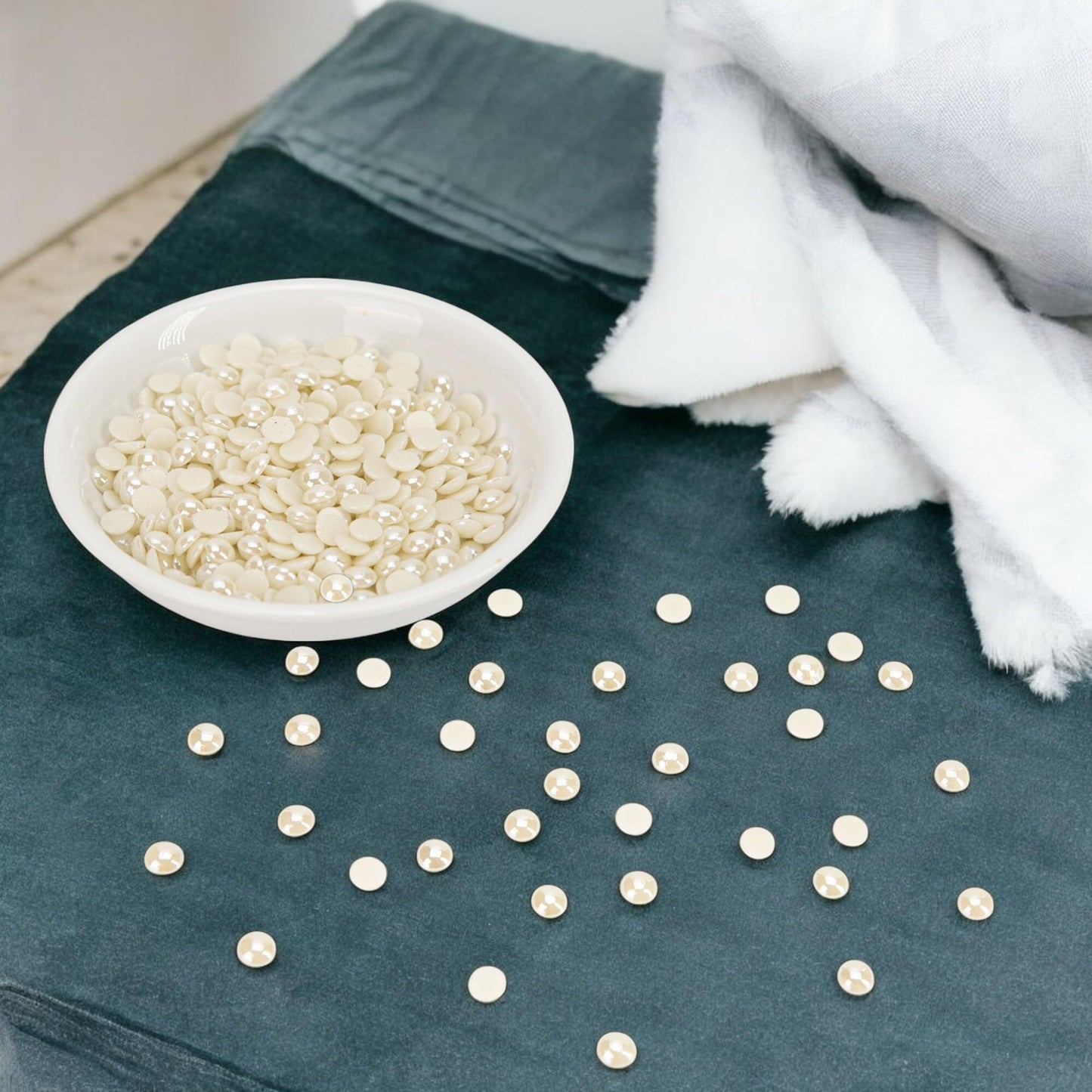 500Pcs Hotfix Flat Back Pearls Rhinestones, 6mm Ivory Half Round Pearl, Iron On Flatback Strass Stones for Home DIY Embellishment Shoes, Professional Nail Art, Face Makeup and Craft Y3700