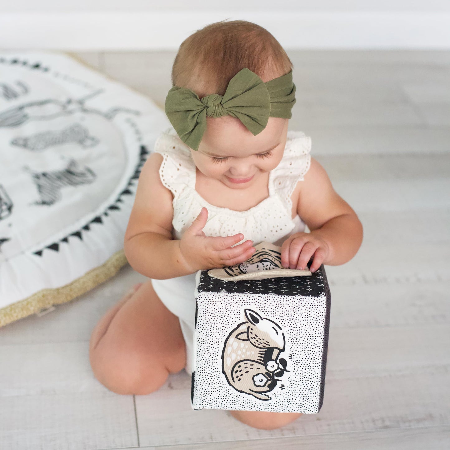 Wee Gallery Soft Block, Baby Sensory Toy with High-Contrast Graphics, Organic Soft Fabric Soft Blocks, Crinkle Flap and Textures, Tummy Time Activity for Babies and Toddlers - Baby Animals