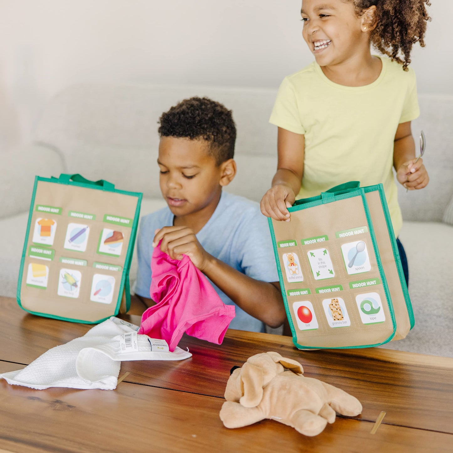 Melissa & Doug Let’s Explore Indoor/Outdoor Scavenger Hunt Play Set – 80 Double-Sided Cards