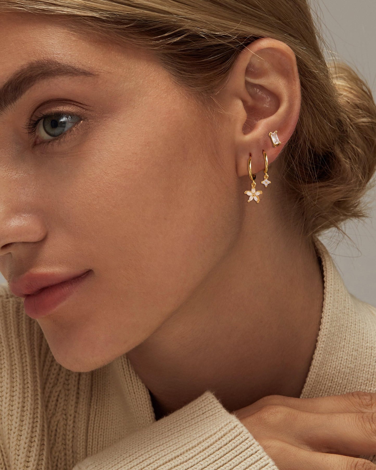 SELFROSE Gold Earrings For Women, Dainty Huggie Earrings Stack 14K Gold Plated Flower Dangle Earrings for Women Trendy Cute Hypoallergenic Unique Gold Earring Stack Fashion Gold Jewelry Gifts