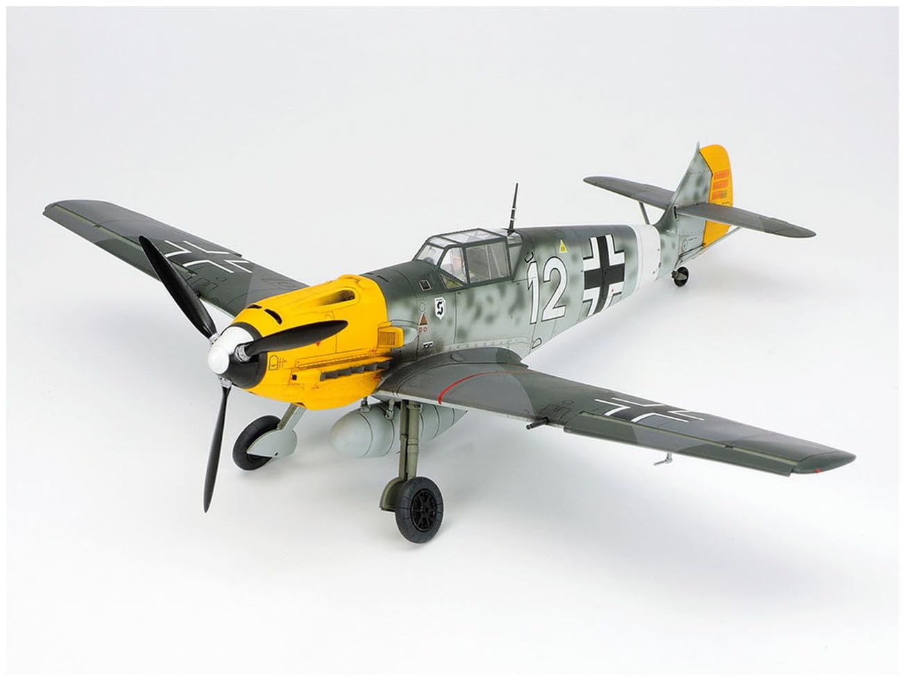 Tamiya 300061063 – 1: 48 WWII Model Set Messerschmitt BF109E-4/7 Trop