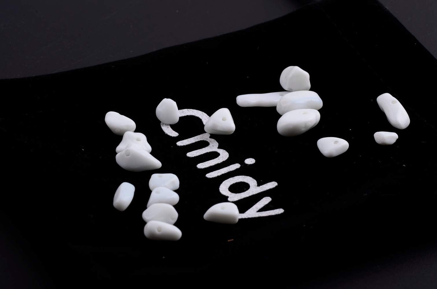 Natural Chip Stone Beads 5-8mm Ceramic Whiteware 400 Pieces Irregular Gemstones Healing Crystal Loose Rocks Bead Hole Drilled DIY for Bracelet Jewelry Making Crafting (5-8mm, Ceramic Whiteware Stone)