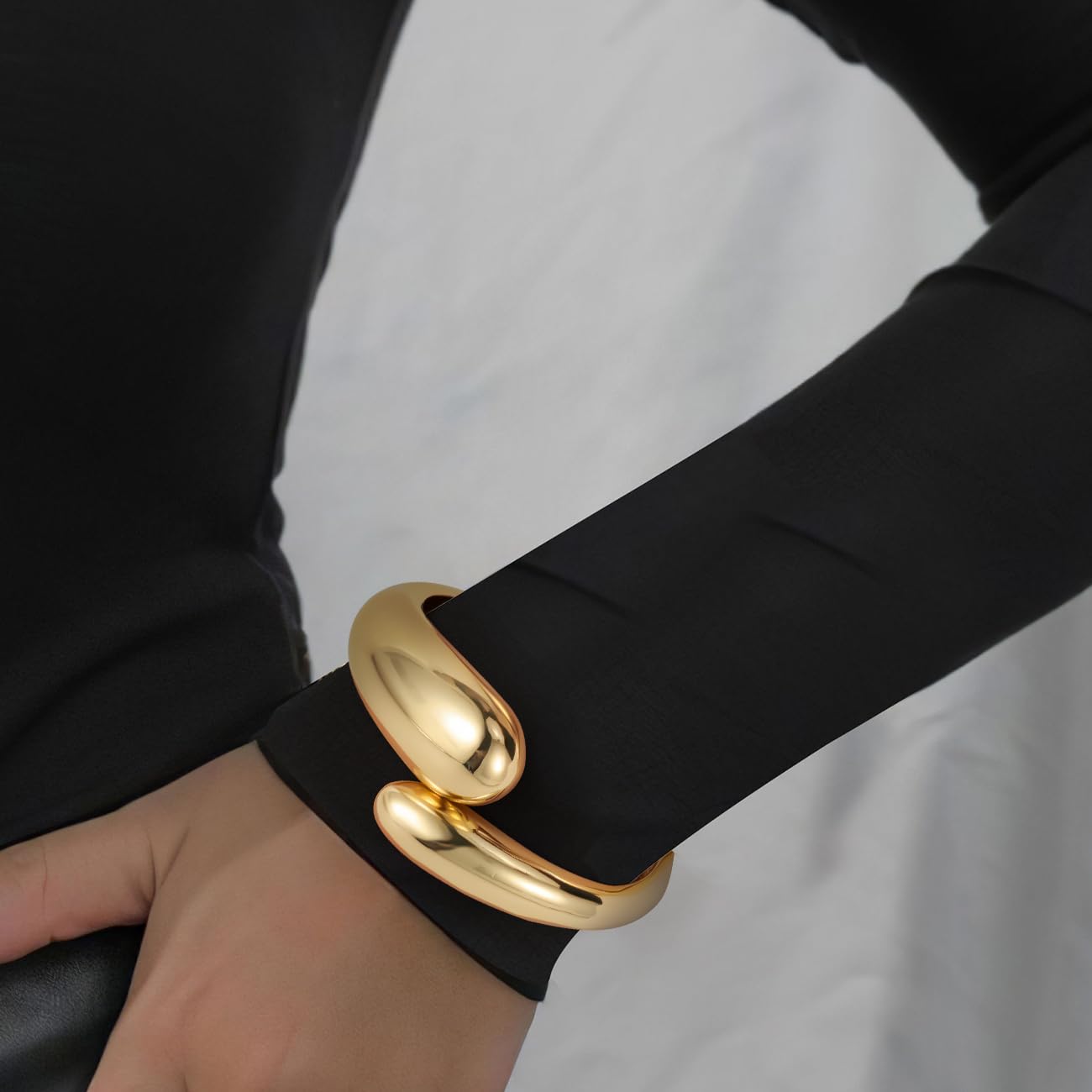 Emibele Gold Bangle Cuff Bracelet Stack, Chunky 18K Gold Plated Teardrop Hinged Thick Bangle Bracelet Set, Non Tarnish Gold Bracelets for Women, 2 Pack, Gold