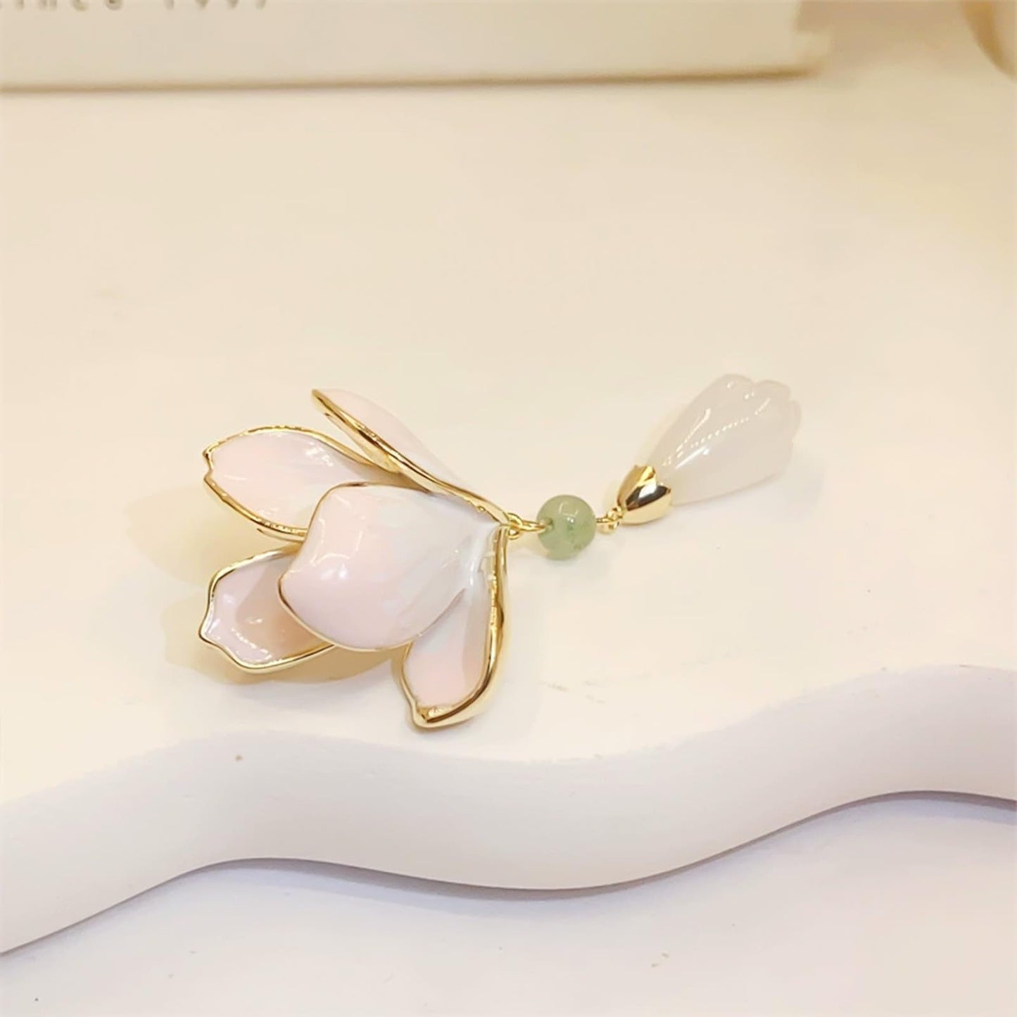 HETICA Women Animal Floral Brooch Pin Accessory Perfect as a Gift for Anniversary Celebrations, Parties, Or Everyday Wear (Magnolia)