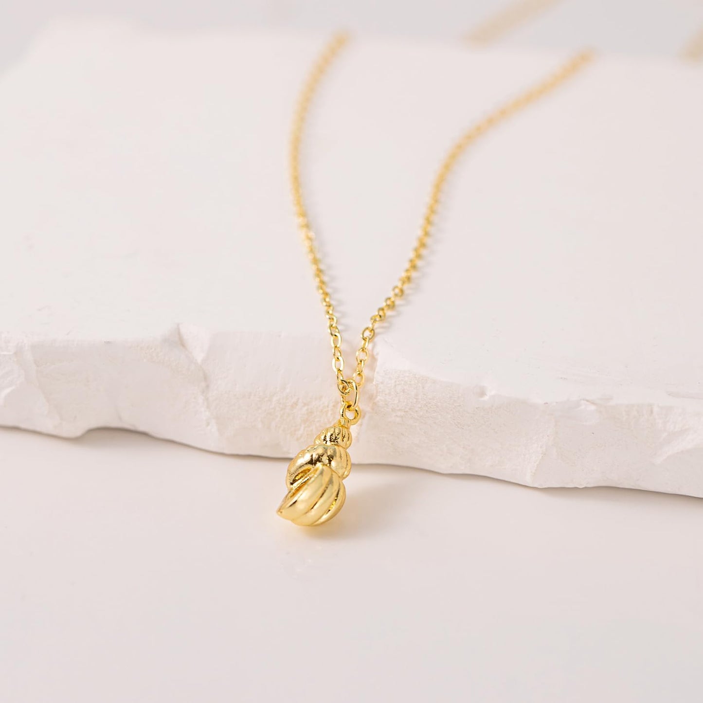 GUOKE Gold Shell Necklace for Women – 14K Gold Plated Conch Pendant, Dainty Seashell Necklace, Nautical Beach Minimalist Jewelry for Her
