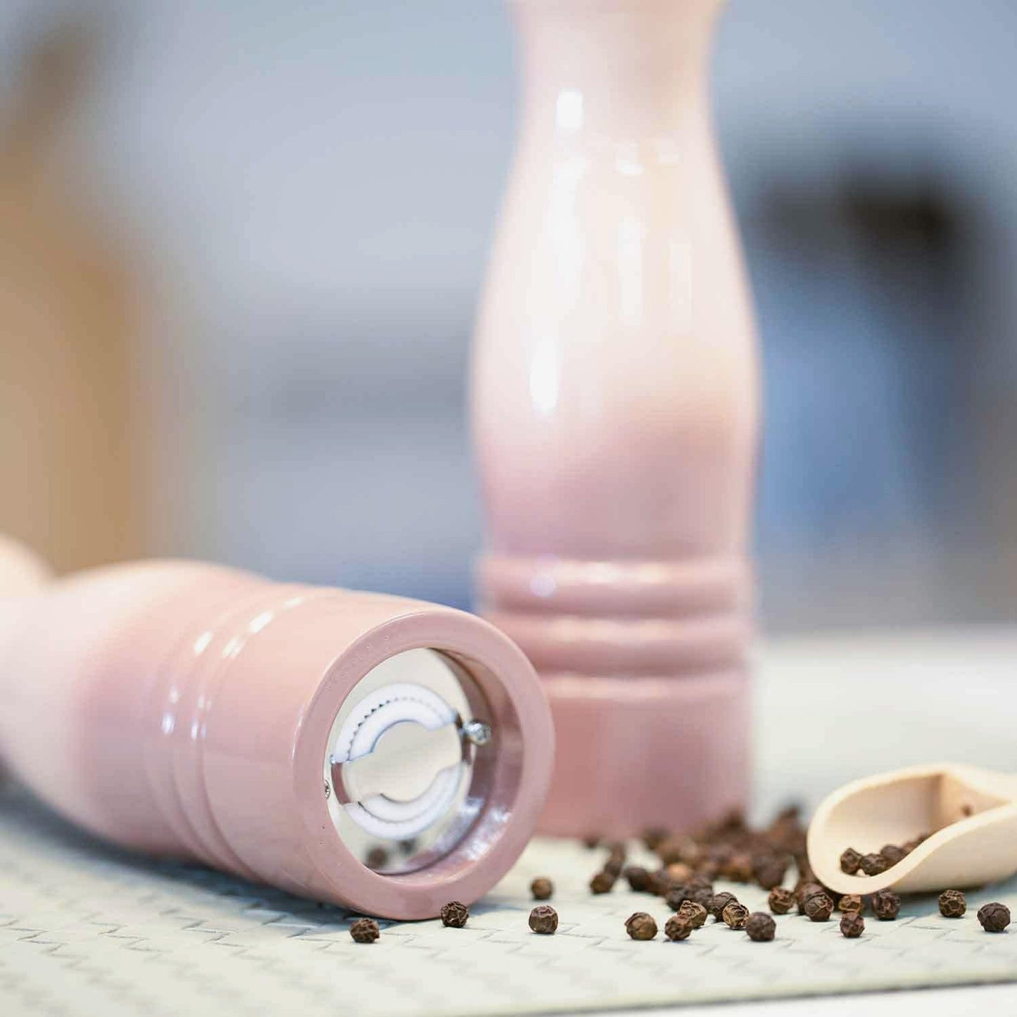 Salt and Pepper Grinder Set, 8.5 Inch, Pink/Grey Gradient Classical Design, 2-Piece (Pink)