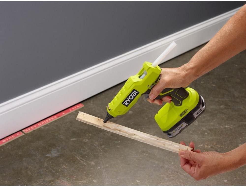 Ryobi 18-Volt ONE+ Cordless Full Size Glue Gun with Charger and 18-Volt ONE+ Lithium-Ion Battery (Bundle)