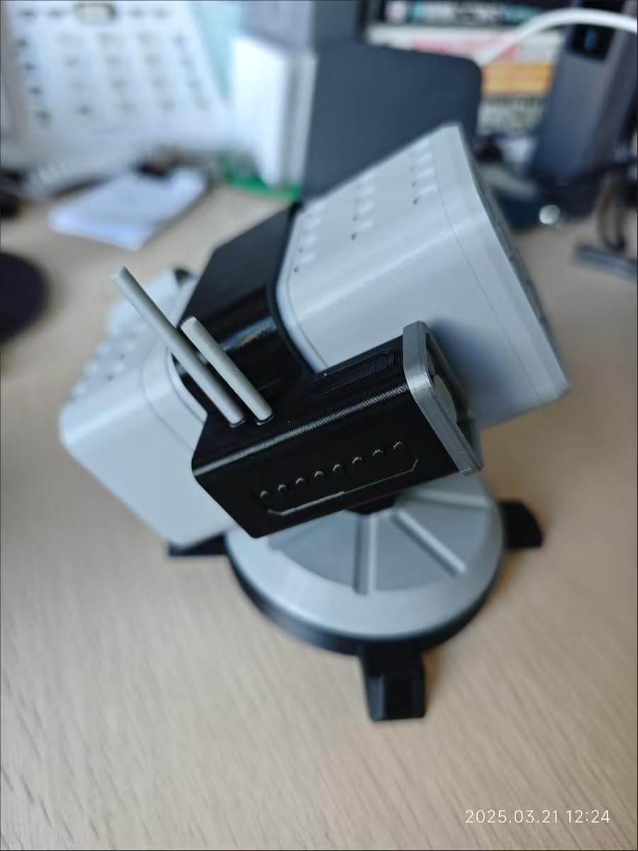 3GO 30GO Creative Pen Holder, Pen Holder Desktop Organizer Battlefield Mech Model Utility Ornament, Storage Box Desktop Decoration Suitable Office Classroom Home (C)