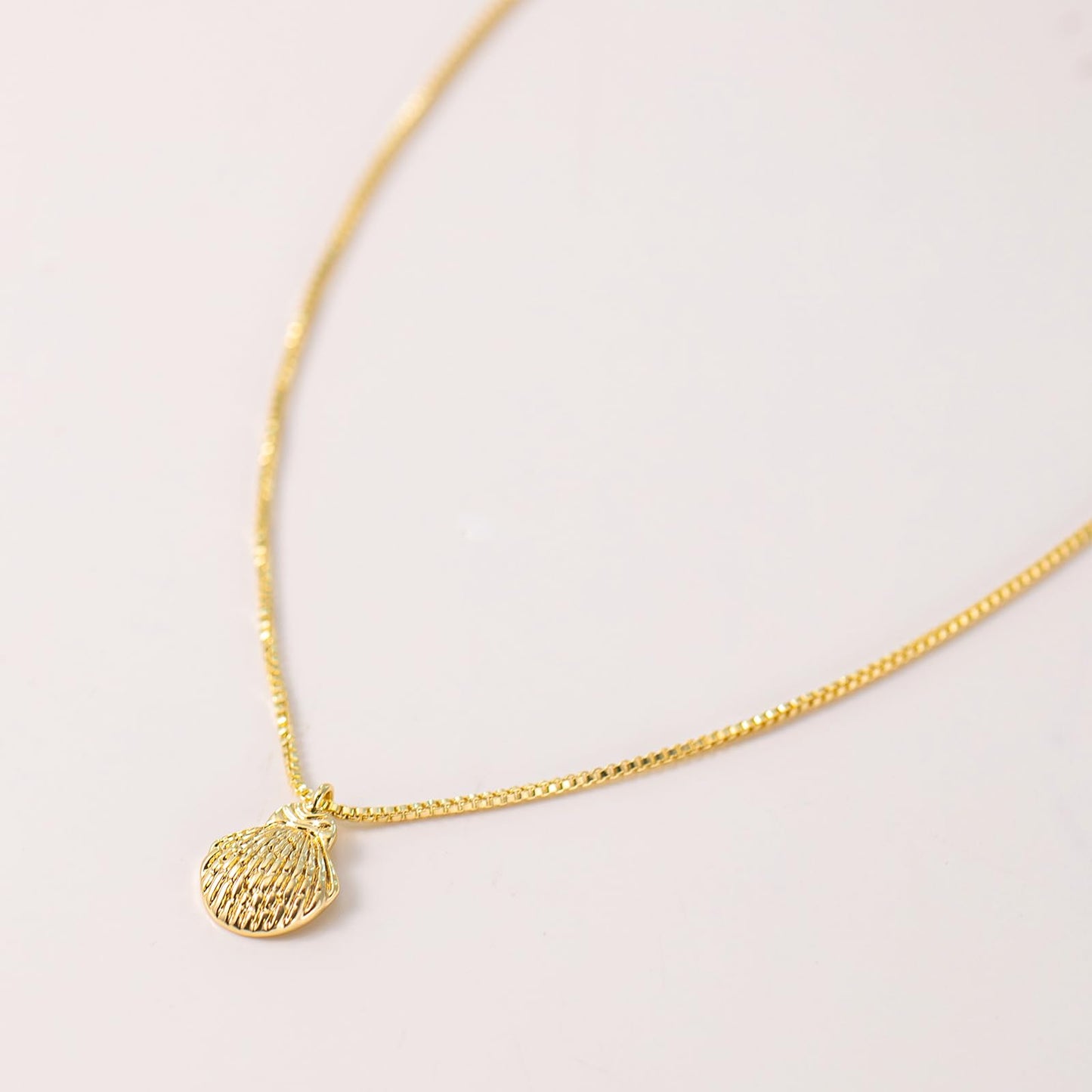 GUOKE Gold Seashell Necklace for Women – 14K Gold Plated Shell Pendant, Dainty Beach Necklace, Summer Minimalist Jewelry for Her