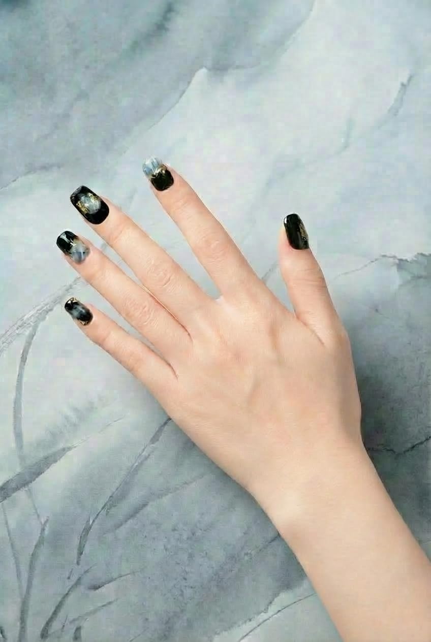 Golden Twilight - Handmade Short Coffin Press on Nails Black White Ombre Fake Nails with Graffiti Design 10Pcs Size L Complete Kit Press Ons - Eli Miré