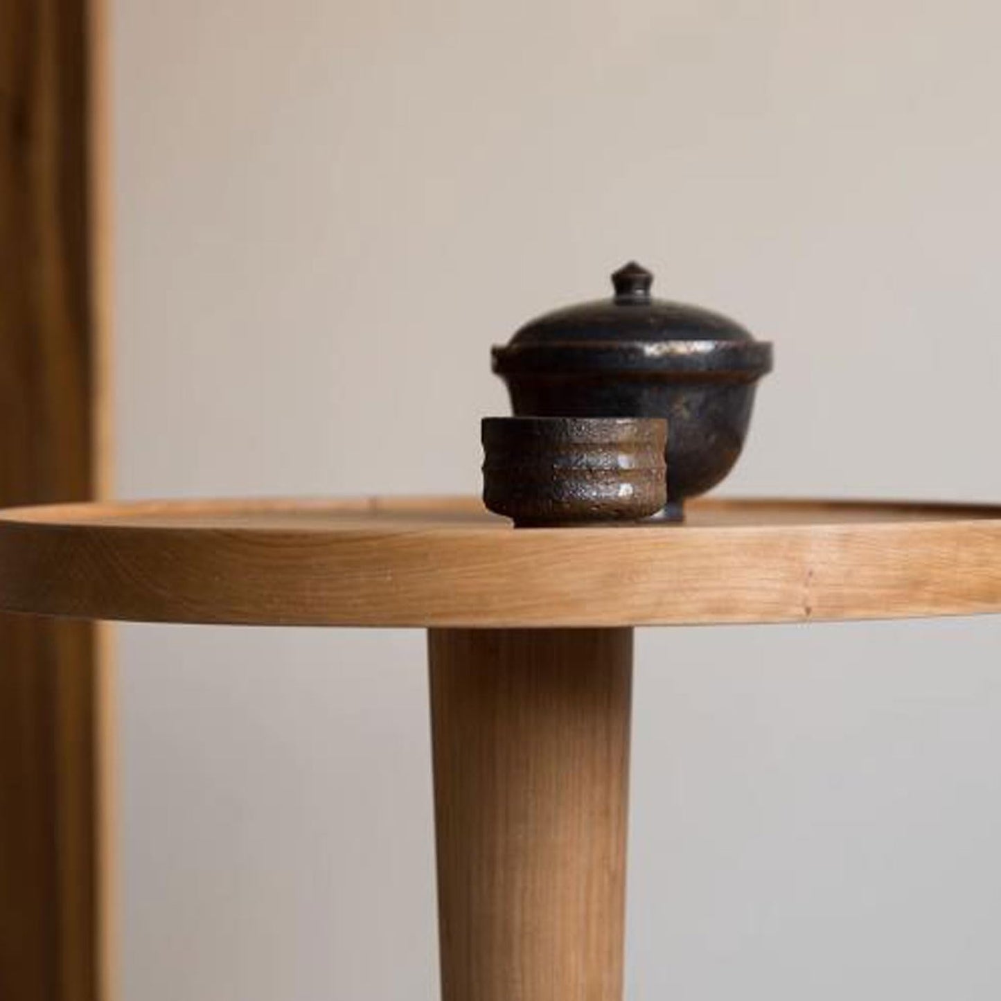 YUHUAWF Small Round Table Small Round End Table for Spaces, Wood Side Plant Stand with Metal Legs, Couch Accent for Living Room, Entryway, Bedroom Side Table(Dark Brown)