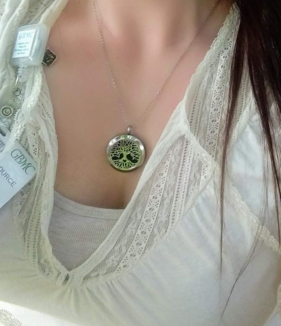 Aromatherapy Essential Oil Diffuser Necklace Stainless Steel lnspirational Locket Pendant(Lotus)