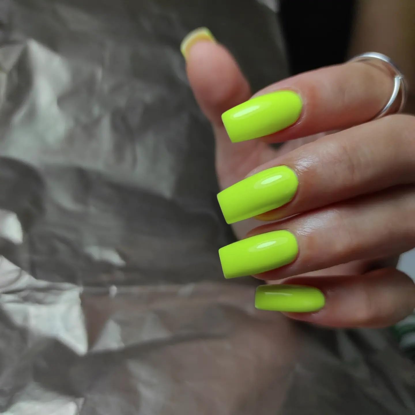 KQueenest Neon Green Press on Nails Medium Long Square, Gloss Solid Color Full Cover Medium Fake Nails Nails Press Ons, Natural Acrylic Glue on Nails For Women, Gel Square Tip Nails Set, in 24 Pcs