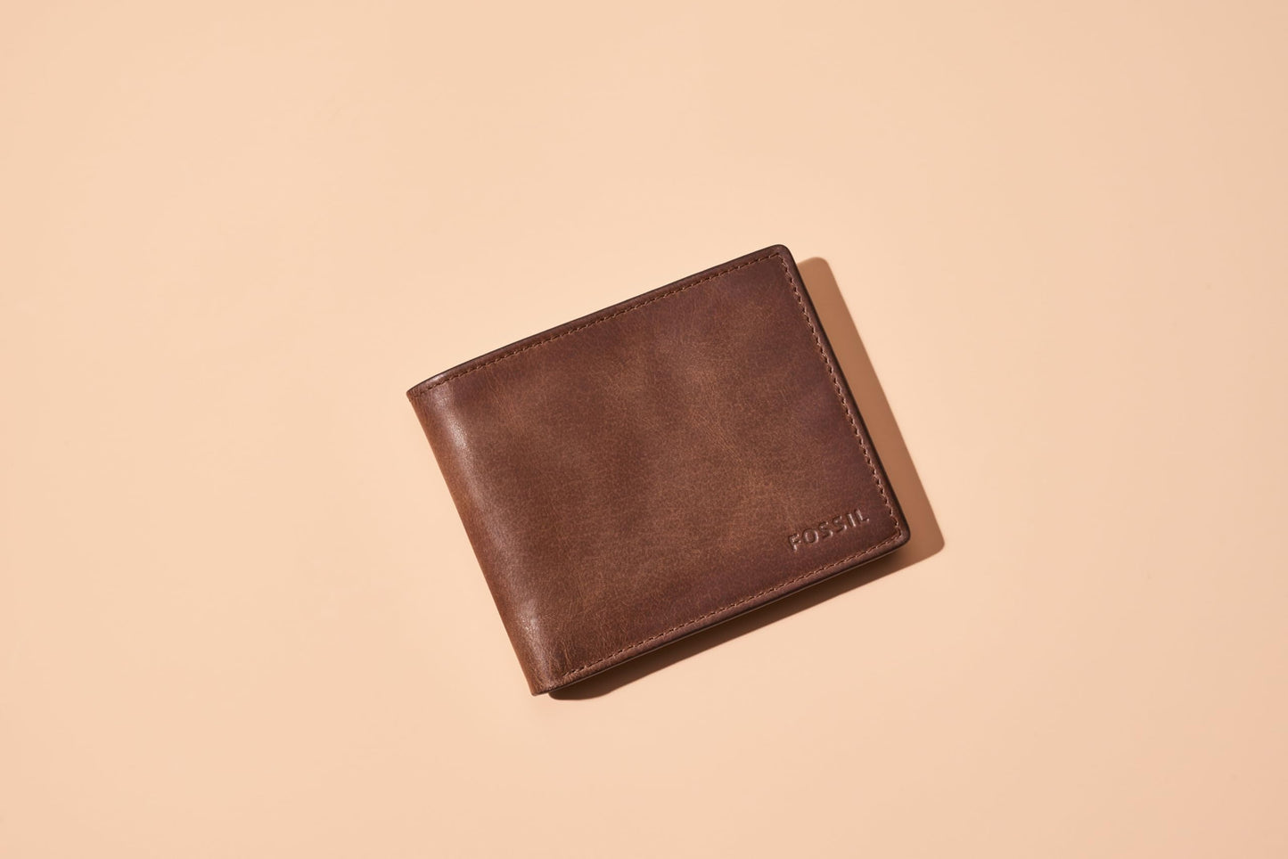 Fossil Men's Wallet, Derrick Leather RFID-Blocking Wallet, Bifold with Flip ID, Brown