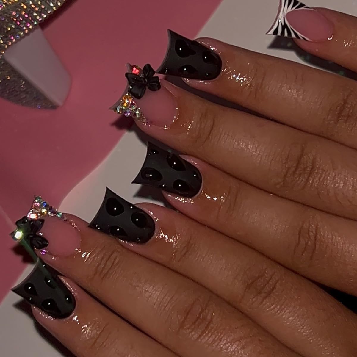 30Pcs Black Duck Press on Nails Short French Tip Fake Nails with Colour Glitter Design Cute Bow False Nails Full Cover Artificial Glue on Nails Nude Stick on Nails for Women Manicure Decorations Tips