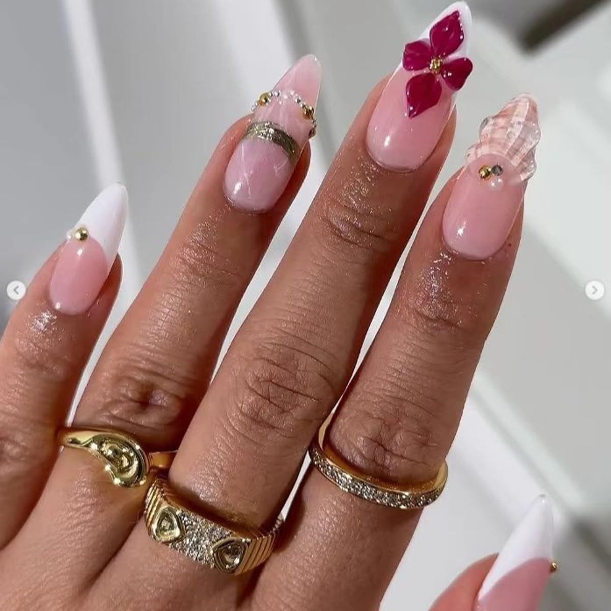 Medium Press on Nails Almond, French Tip Fake Nails with 3D Flower & Ocean Shell Design, Summer Vacation Beach False Nails Press ons, Full Cover Acrylic Glue on Nails for Women Manicure Kit 24Pcs