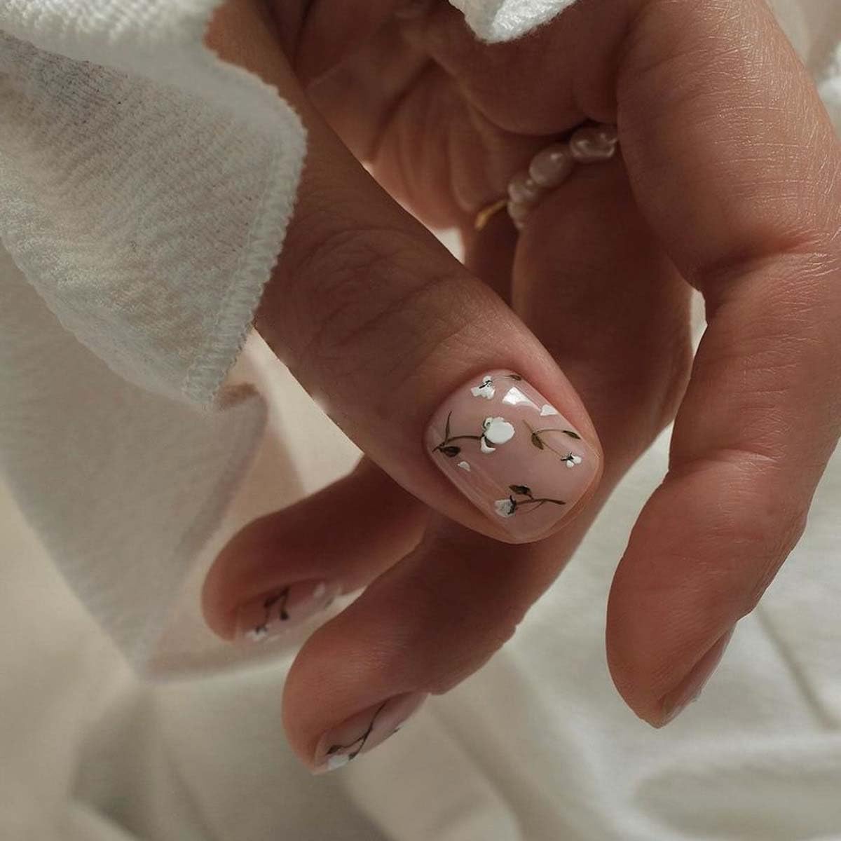 Extra Short Press on Nails Square Fake Nails Nude Nails Press ons with White Flower Designs Spring Summer False Nails Reusable Acrylic Nails Glossy Full Cover Stick on Nails for Women Manicure 24Pcs