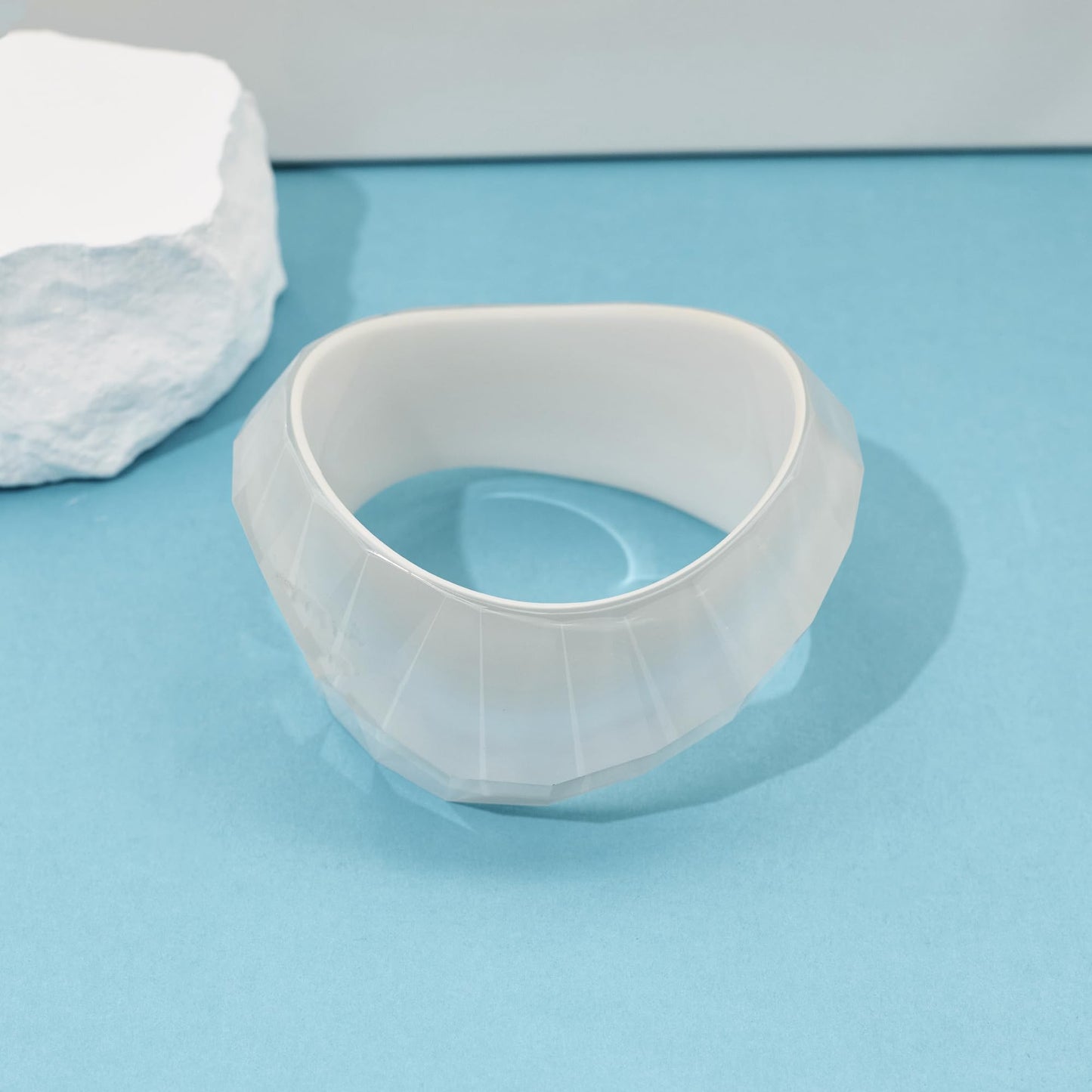 HUAYUNFANG White Chunky Acrylic Resin Bracelet for Women Geometric Irregular Acrylic Bangle Heavy Bold Statement Bracelets Trendy Jewelry