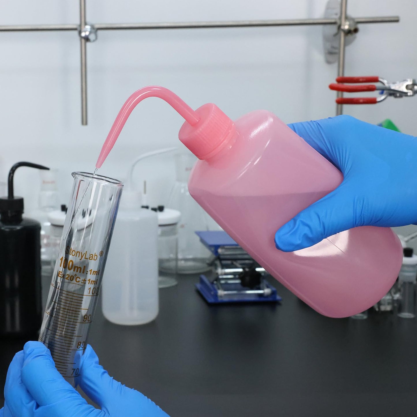 stonylab Chemical Wash Bottle, 2-Pack Watering Tool LDPE Squeeze Safety Plastic Rinse Bottle with Scale Labels and Narrow Mouth Squirt, for Laboratory Use, Pink, 500 ml