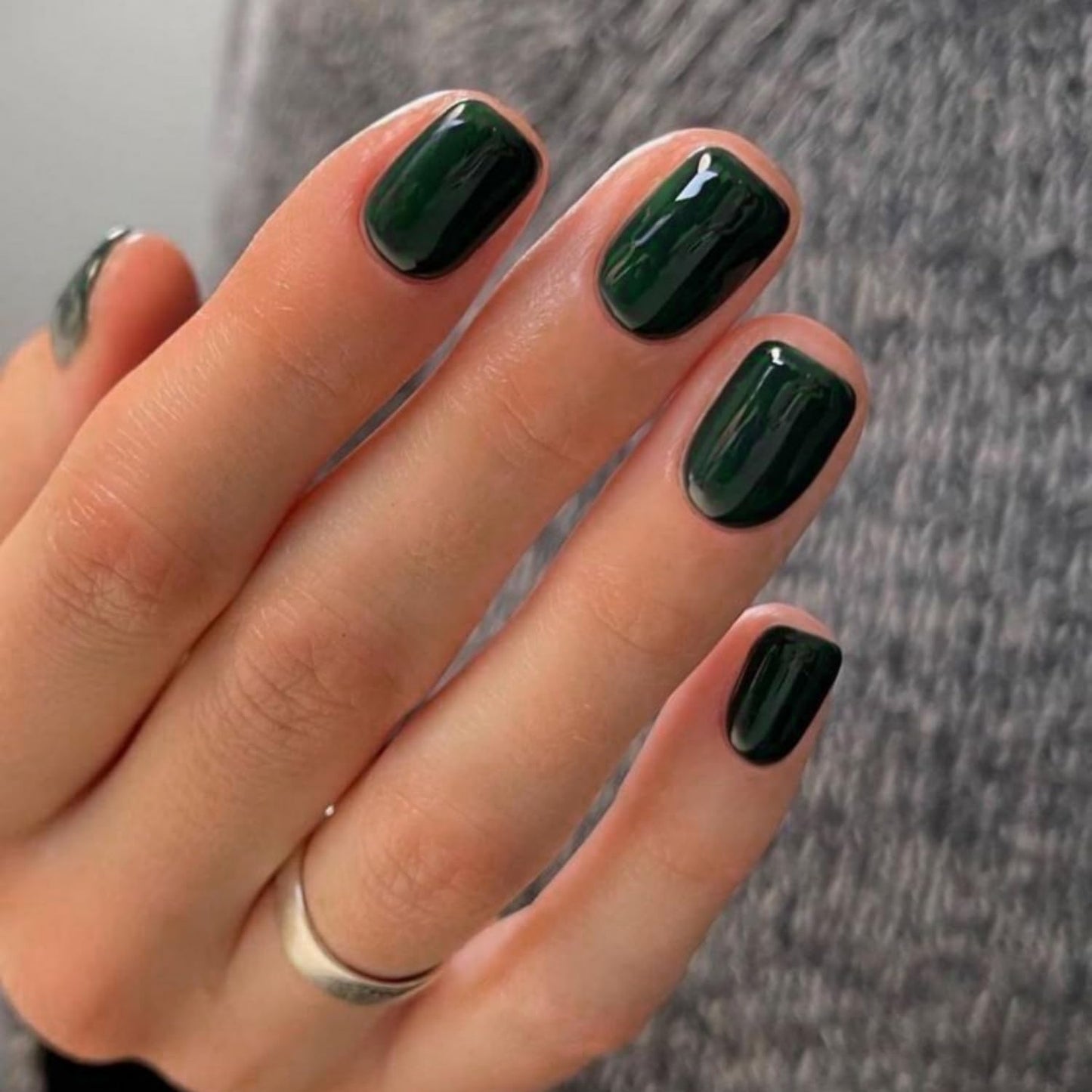 Emerald Green Press on Nails Short Square Fake Nails Glue on Short Square Nails Press ons, Soft Gel Acrylic Glue on Nails Stick on Nail for Women Thick 24pcs
