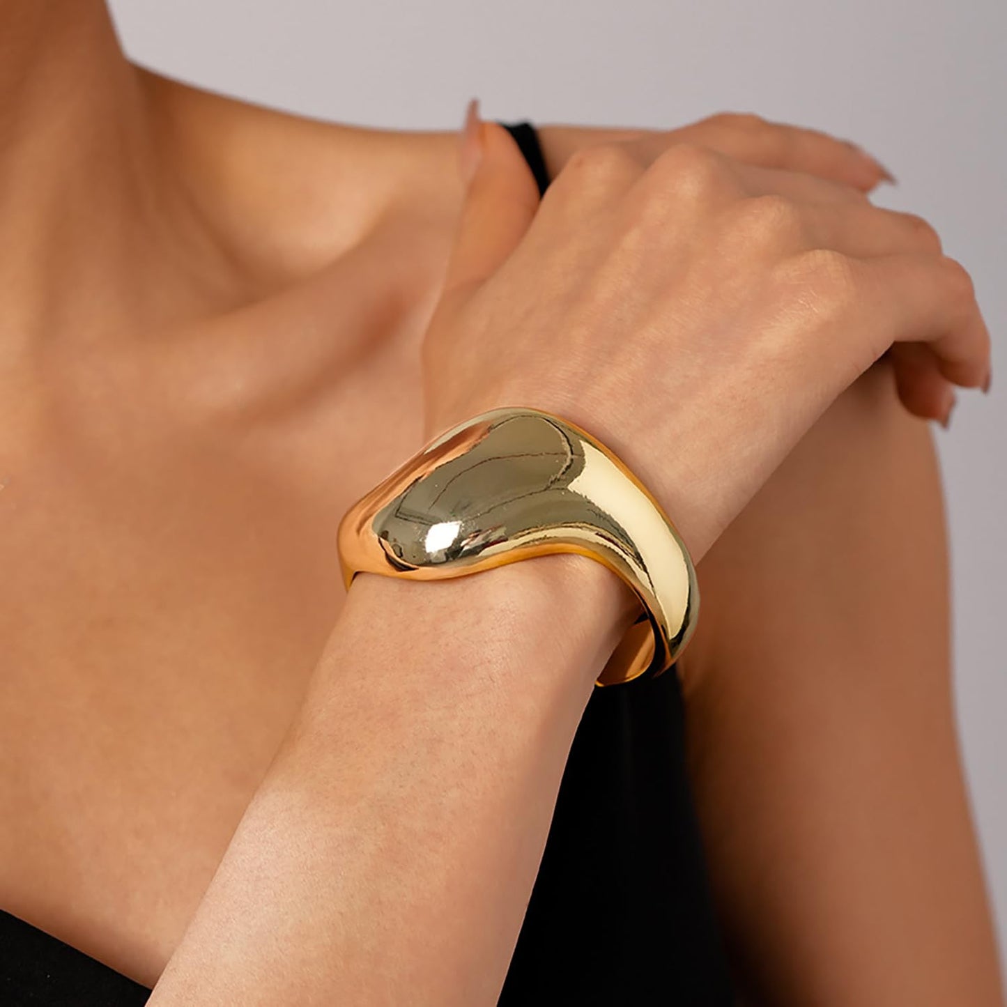 MOEEIJEW Chunky Gold Bangle Bracelets for Women Cuffs Bracelets Wide Hammered Bangle Statement Jewelry (Gold C)