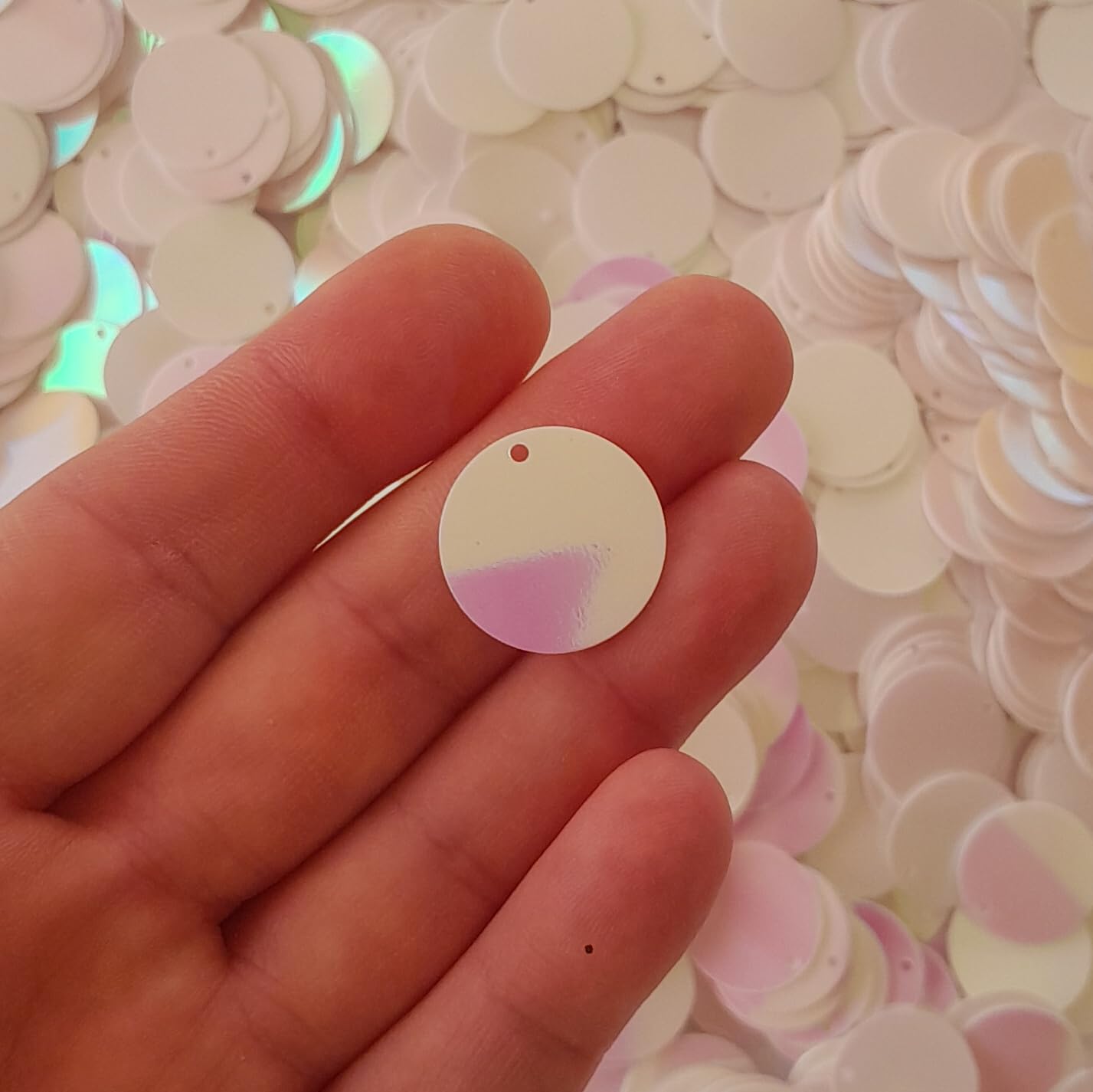 Deglation Studio 20mm Bulk Loose Iridescent Top Hole Round Sequins, Embriodery Disc Sequins for Craft DIY Sewing Decorations Arts 250 Pieces (White-Pearl IRIS156)