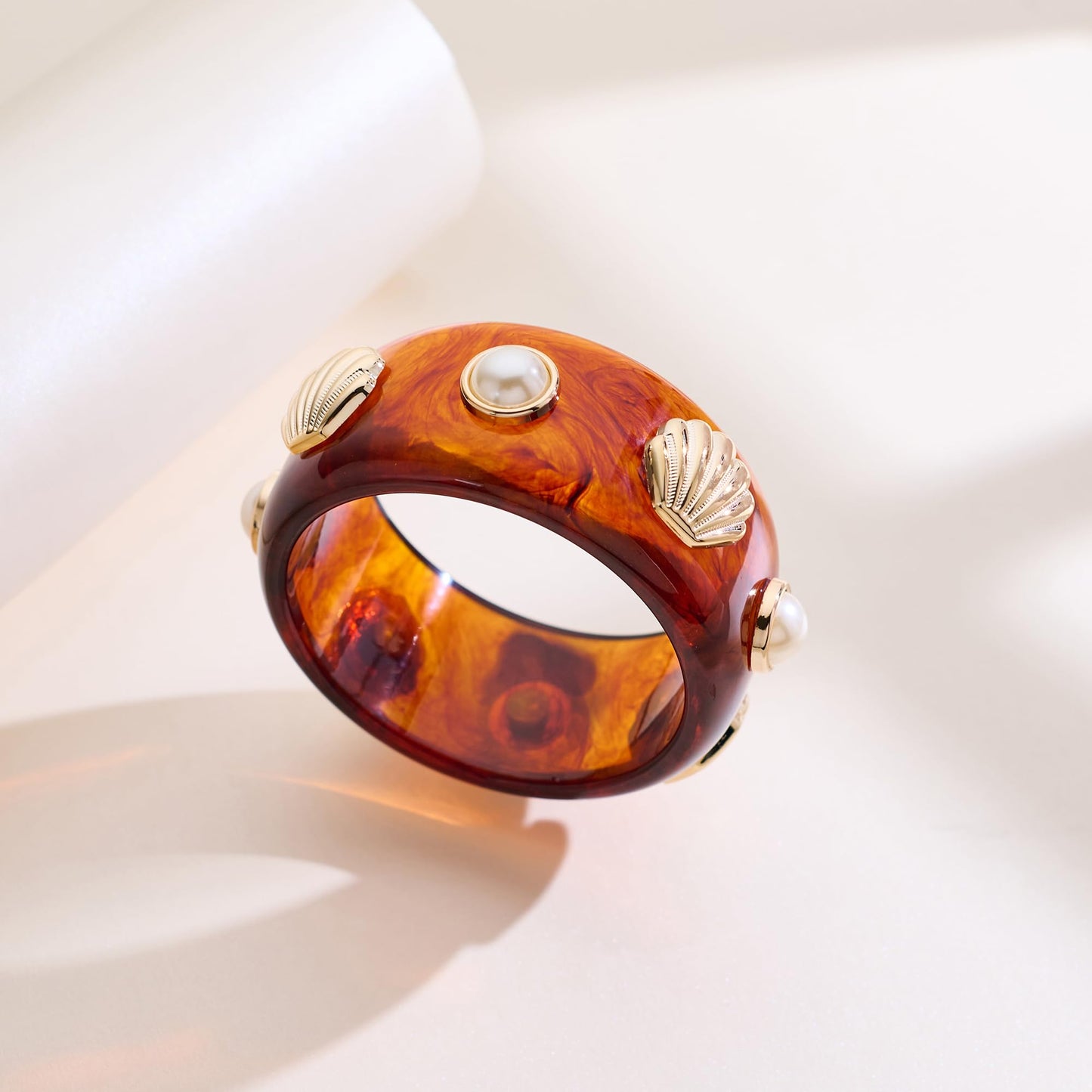 HUAYUNFANG Seashell Acrylic Resin Bracelet for Women Chunky Tortoiseshell Resin Bangle Beach Shell Pearl Acrylic Bracelets Statement Jewelry
