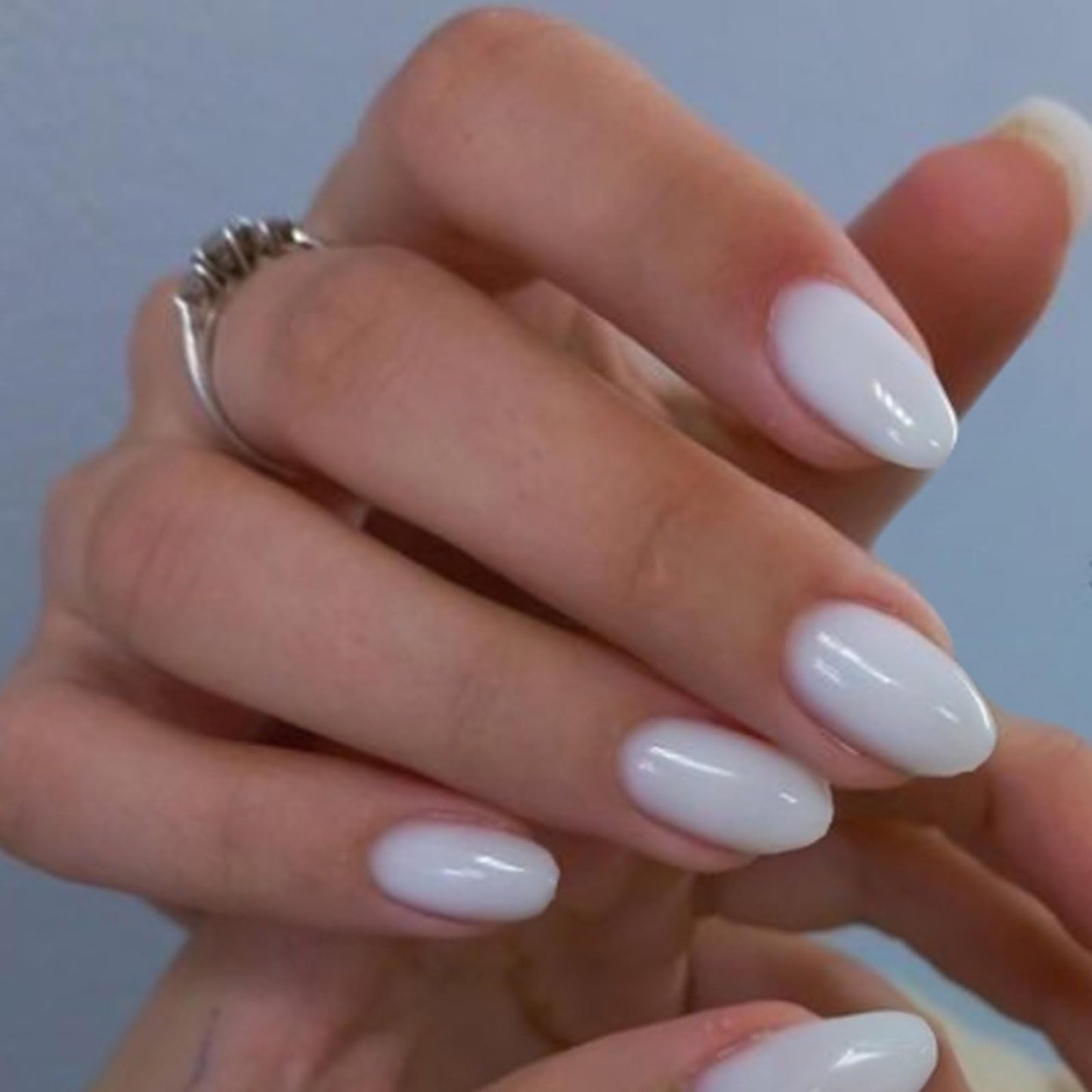 Hkanlre Short Press on Nails Almond White Fake Nails Acrylic Glossy False Nails Full Cover Gradient Nails for Women and Girls 24PCS