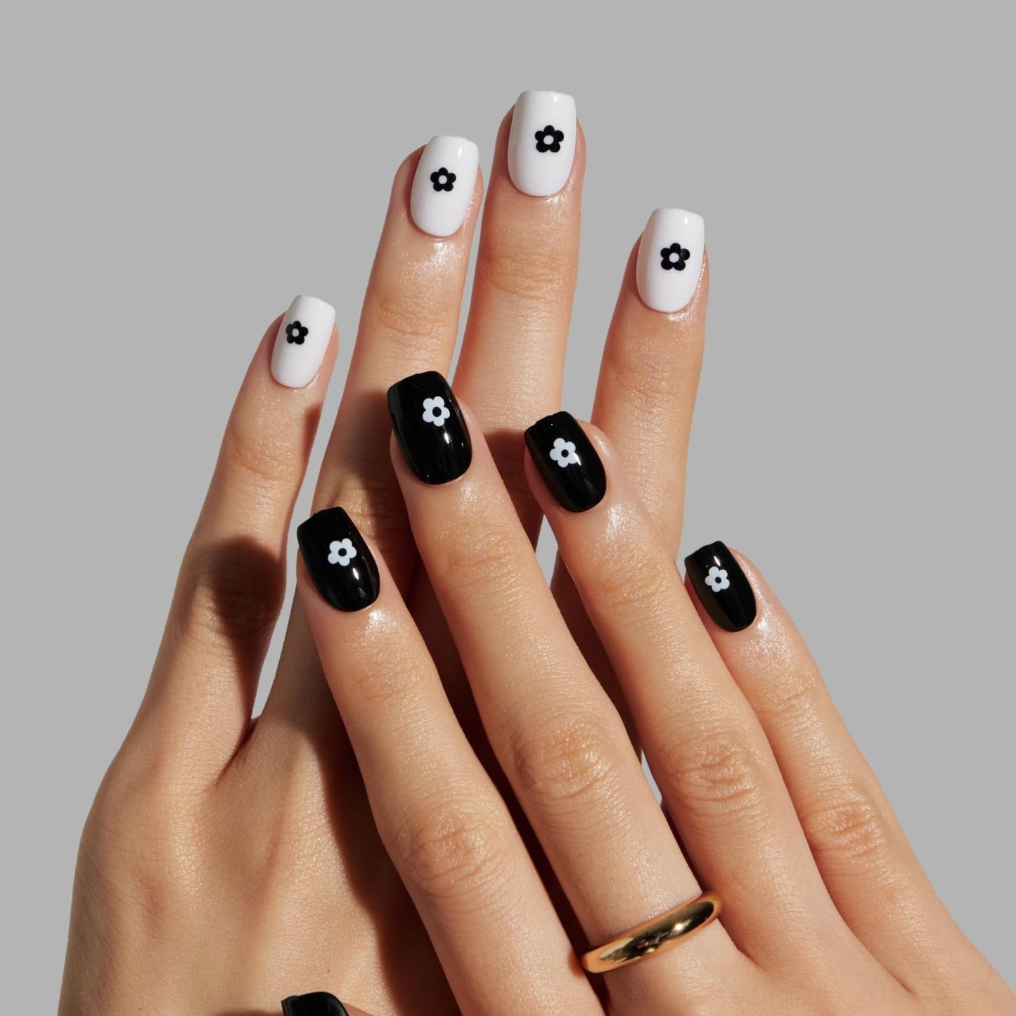 LAMIMOSA 32Pcs Daisy Flower Press On Nails Short Square in 16 Sizes – Black n White Fake Nails with Glue, Soft Gel GLue On Nails kit, Spring Summer False Nails, DAISY