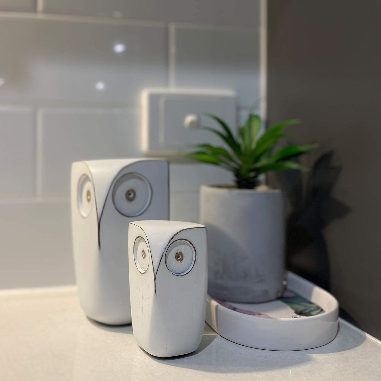 Huey House Wise Owl Decor Statue Sculptures – Set of 2 Small White Resin Figurines, 5¾ & 4 Inches High, Minimalist Decor for Home, Office, Bookshelf, or Desk