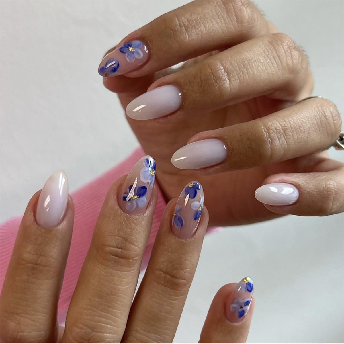 IMSOHOT Press on Nails Oval Short Fake Nails White Blue Flower Round Acrylic False Nails with Designs Full Cover Cute Artificial Nails for Women 24Pcs