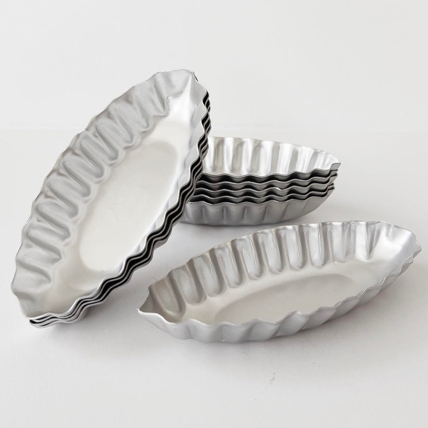 Heluok Tiny Tart Pan Boat Shape, 10PCS Egg Tart Mold Fluted Edge, Wave Flower Aluminum Baking Tool, Reusable Dessert Tray for Small Tartlets, Quiches