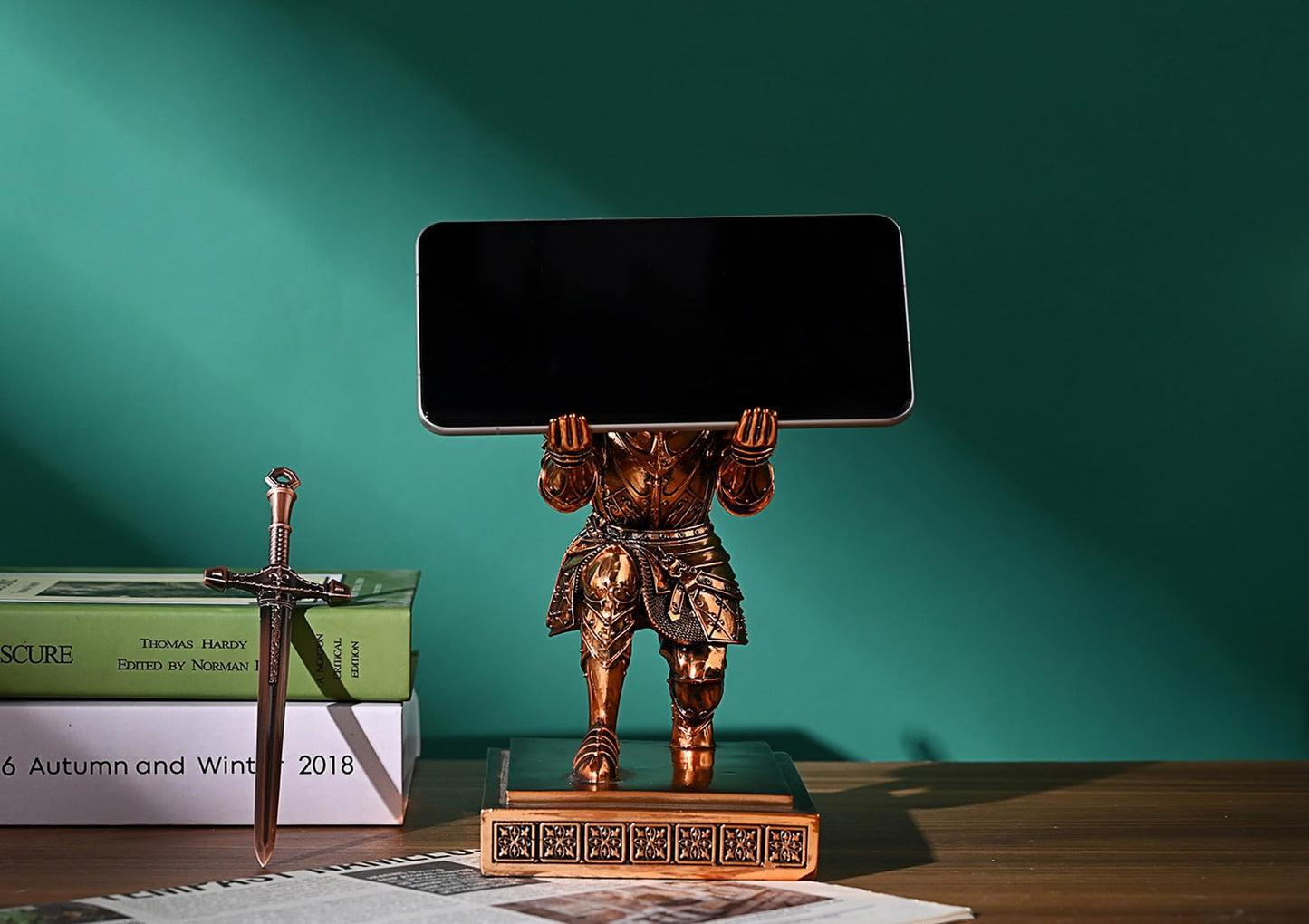 HDMbigmi King's Guard Knight Pen Holder Pen Stand Desk Organizers and Accessories Resin Pencil Holder as Gift for Office and Home (Copper(Plating))