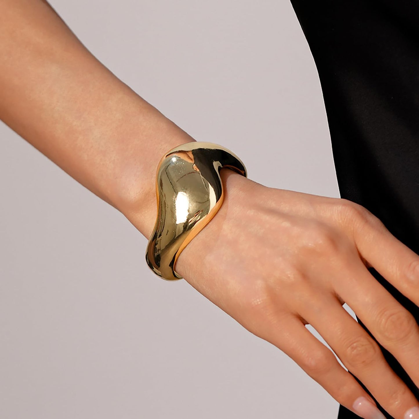 MOEEIJEW Chunky Gold Bangle Bracelets for Women Cuffs Bracelets Wide Hammered Bangle Statement Jewelry (Gold C)