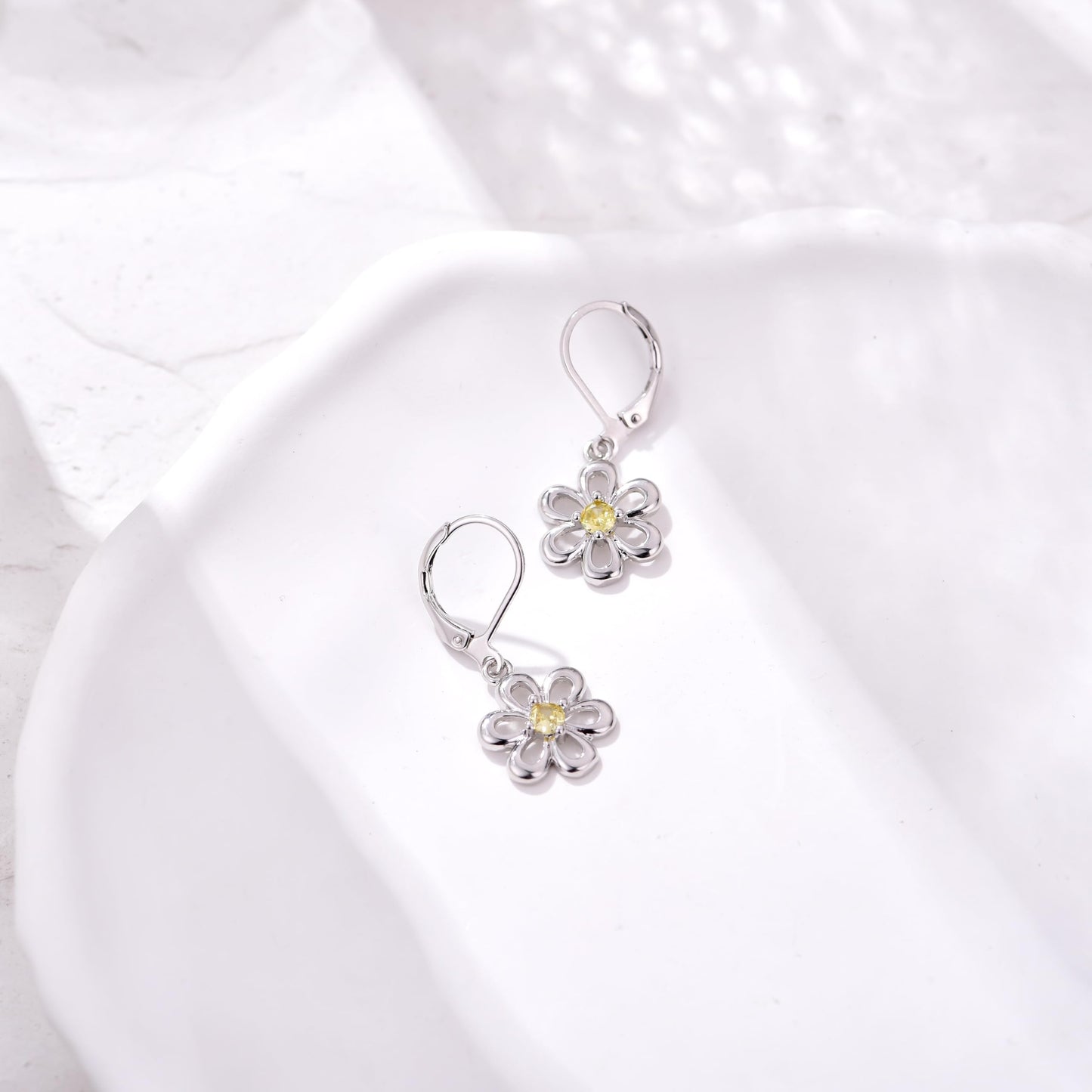 HELORET Daisy Earrings Daisy Leverback Earrings Dainty Flower Drop Dangle Earrings Flower Jewelry for Women Birthday