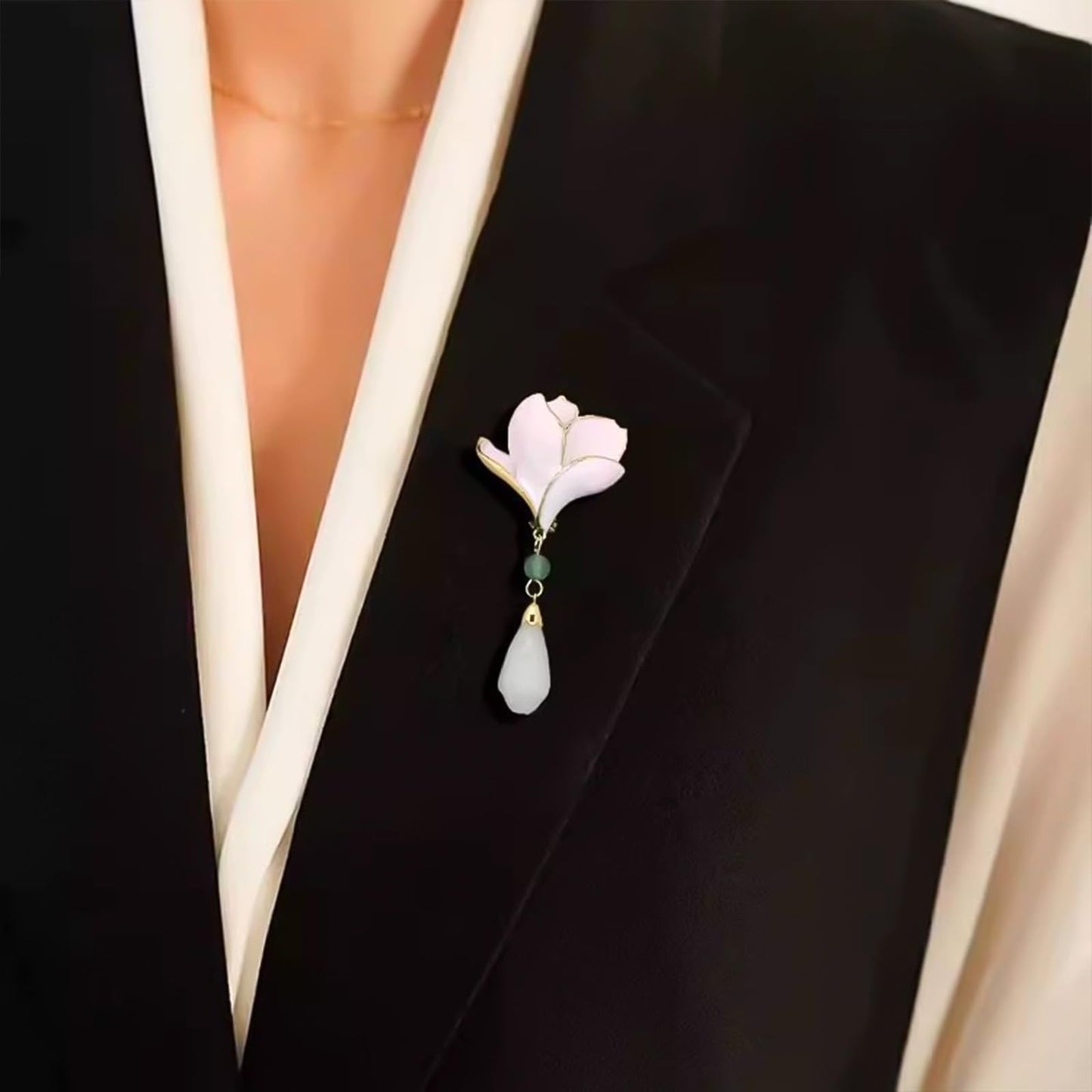 HETICA Women Animal Floral Brooch Pin Accessory Perfect as a Gift for Anniversary Celebrations, Parties, Or Everyday Wear (Magnolia)