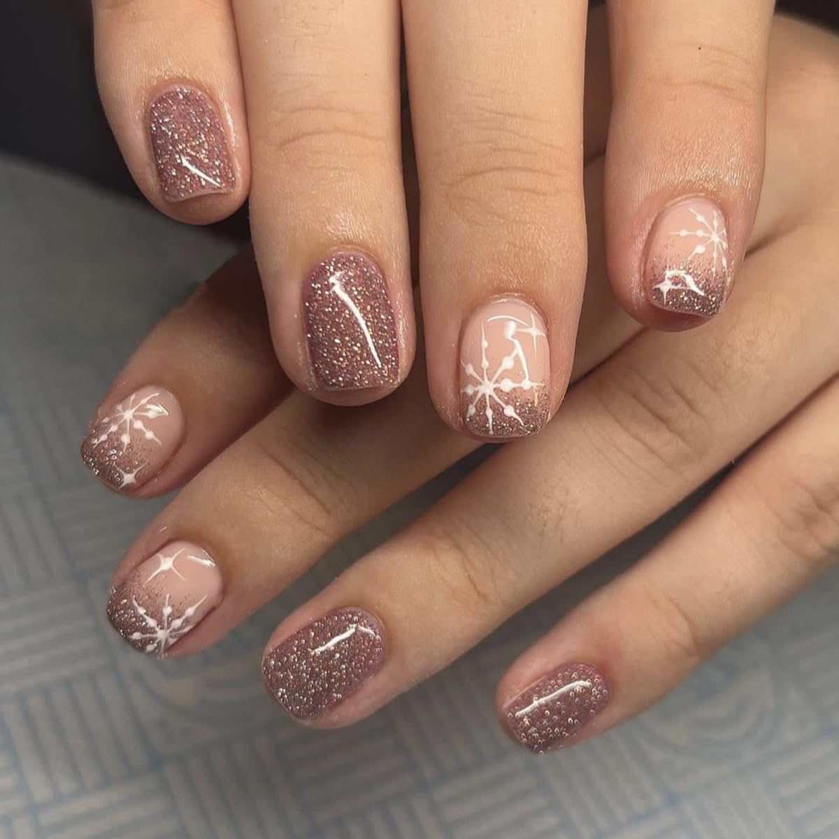 24Pcs Christmas Short Press on Nails Champagne Square Fake Nails with Snowflake Designs Winter Nail Press ons Xmas Full Cover Glue on Nails Artificial Acrylic False Nail for Women Holiday Kit
