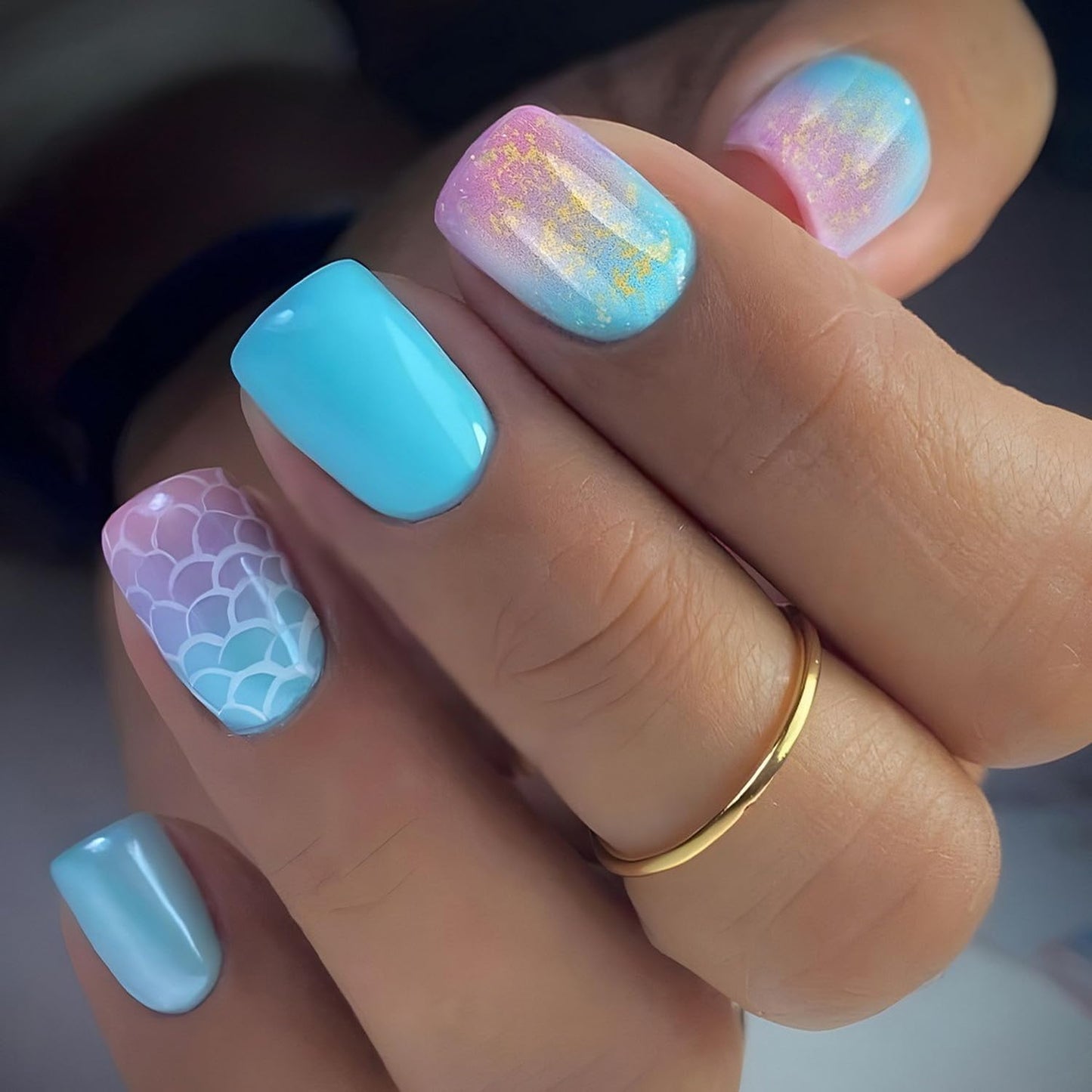OCOUYVD 24 Pcs Summer Press On Nails Short Square Glitter Fish Scale Design Full Cover Artificial Nails Glossy False Nails Stick On Nails for Women Nail Art Manicure