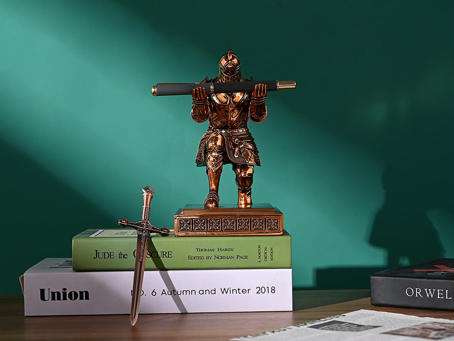 HDMbigmi King's Guard Knight Pen Holder Pen Stand Desk Organizers and Accessories Resin Pencil Holder as Gift for Office and Home (Copper(Plating))