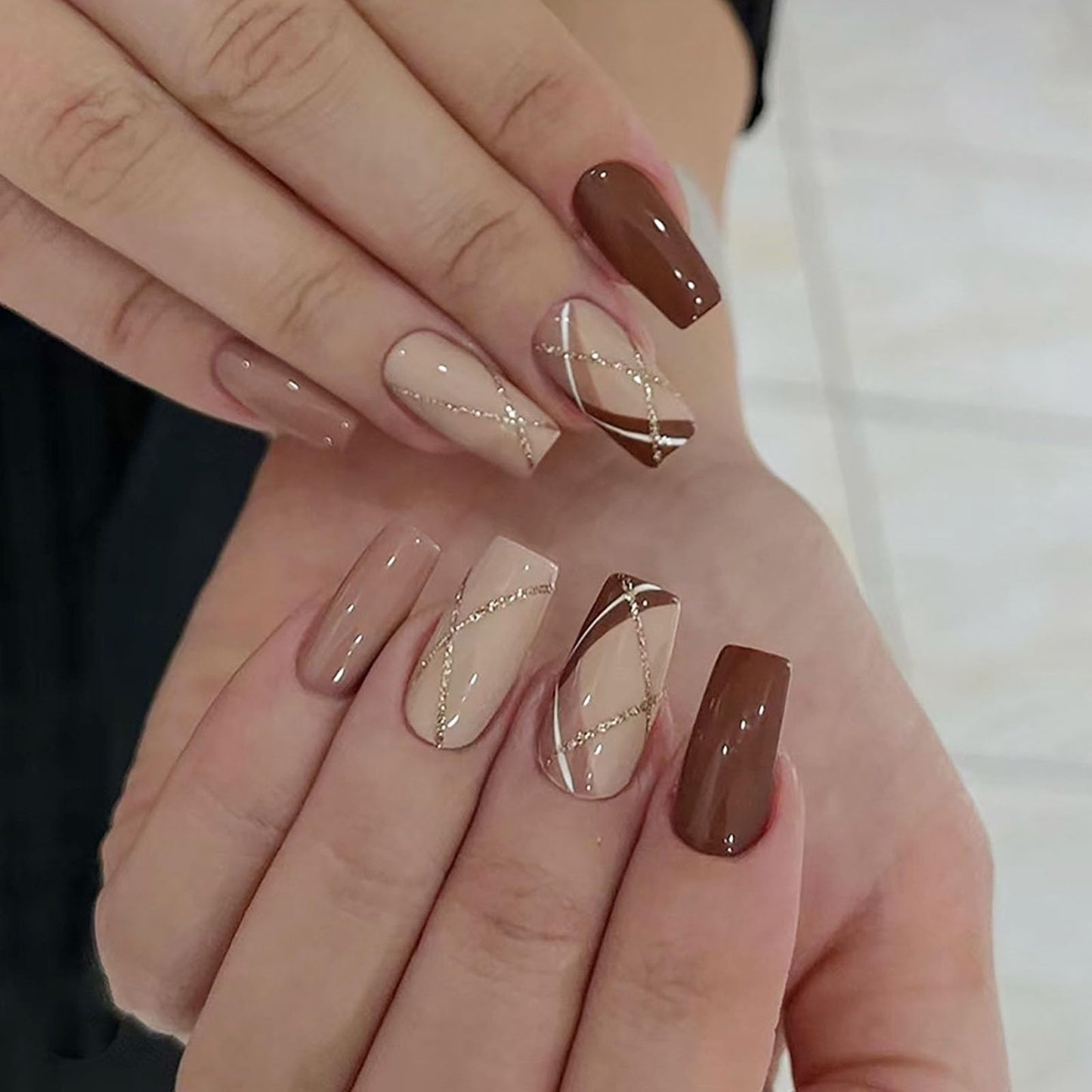 24Pcs Press on Nails Medium Coffin Fake Nails with Golden Glitter White Lines Designs Glossy Nails Press ons Brown Full Cover Glue on Nails Acrylic Nails Artificial Stick on Nails for Women